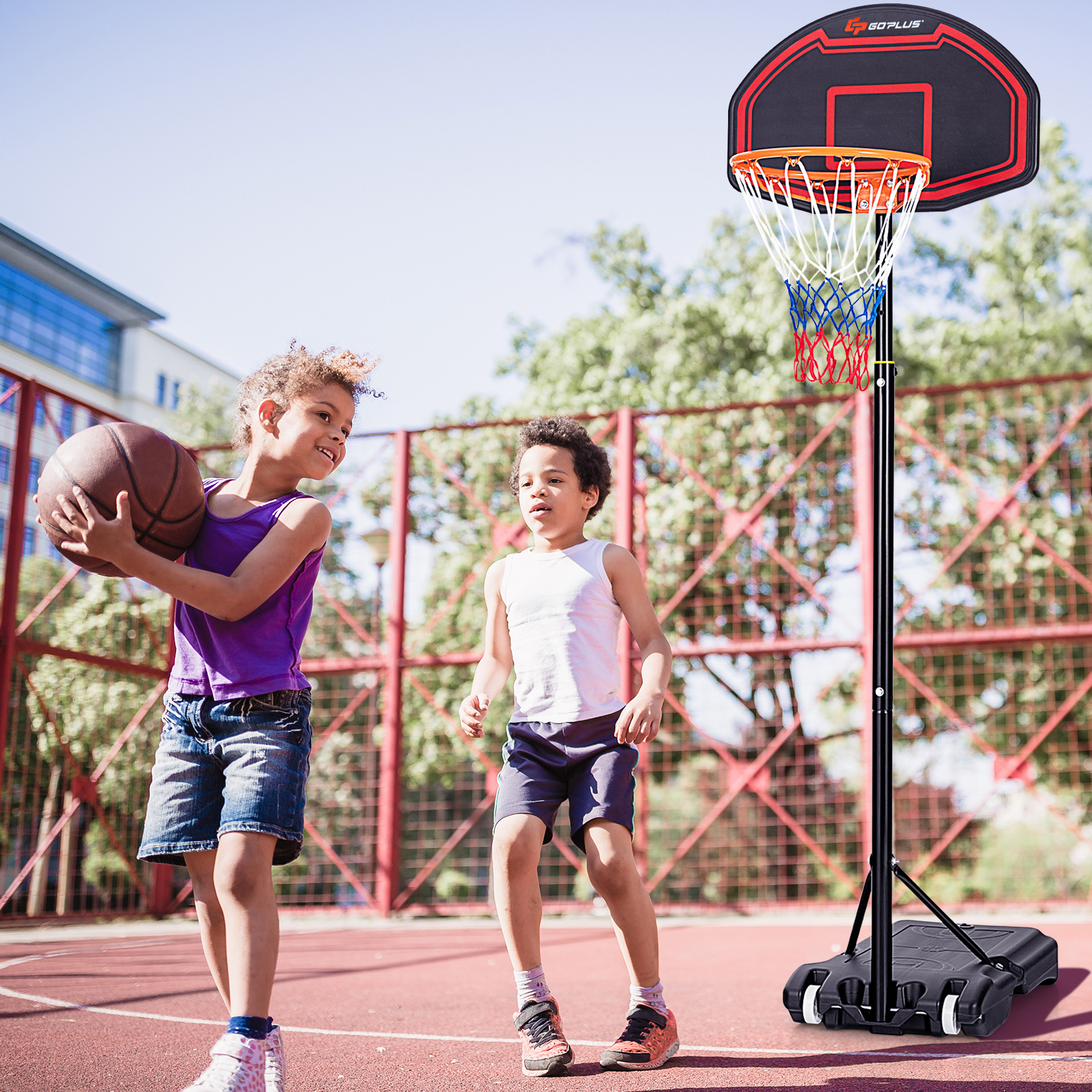 Zwei Kinder spielen Basketball. Einer hält den Ball, der andere schaut zu. Im Hintergrund steht ein Basketballkorb.