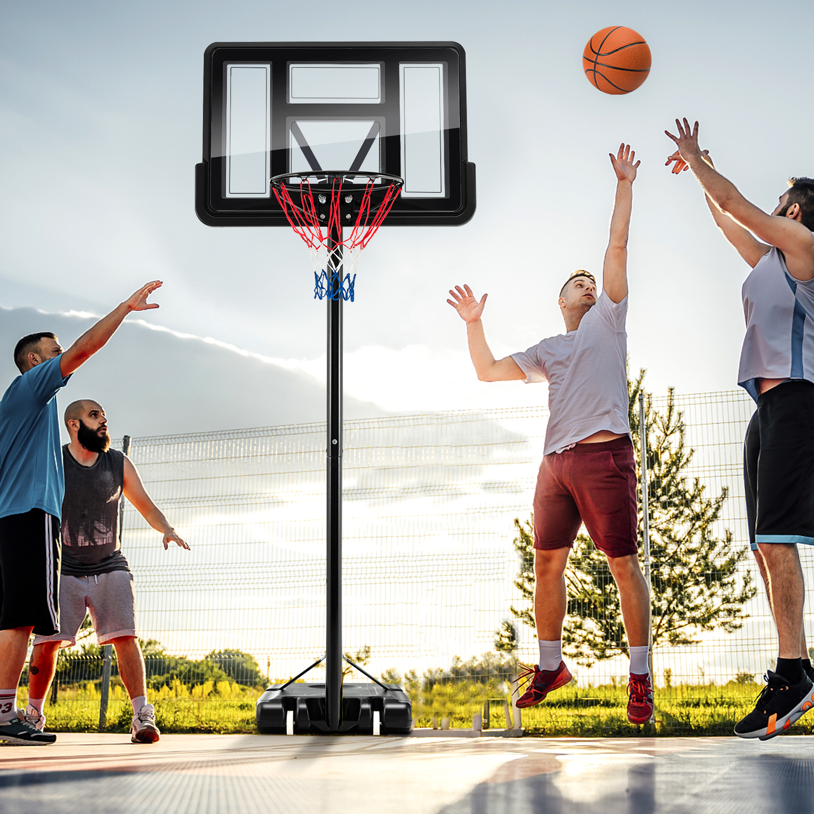 Männer spielen Basketball, einer springt nach dem Ball.