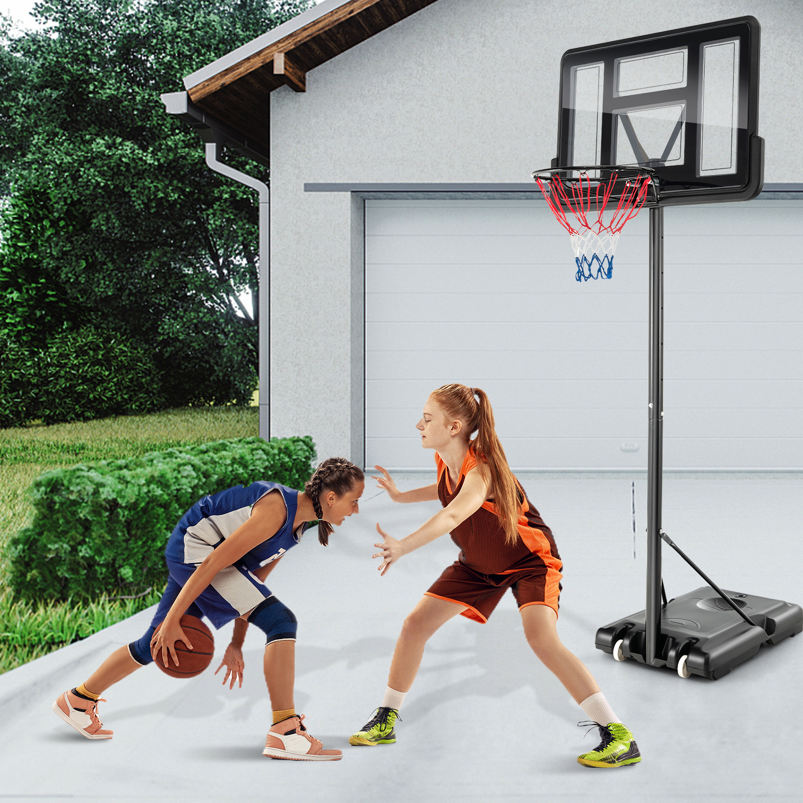 Zwei Mädchen spielen Basketball auf einem Platz, im Hintergrund ein Korb.