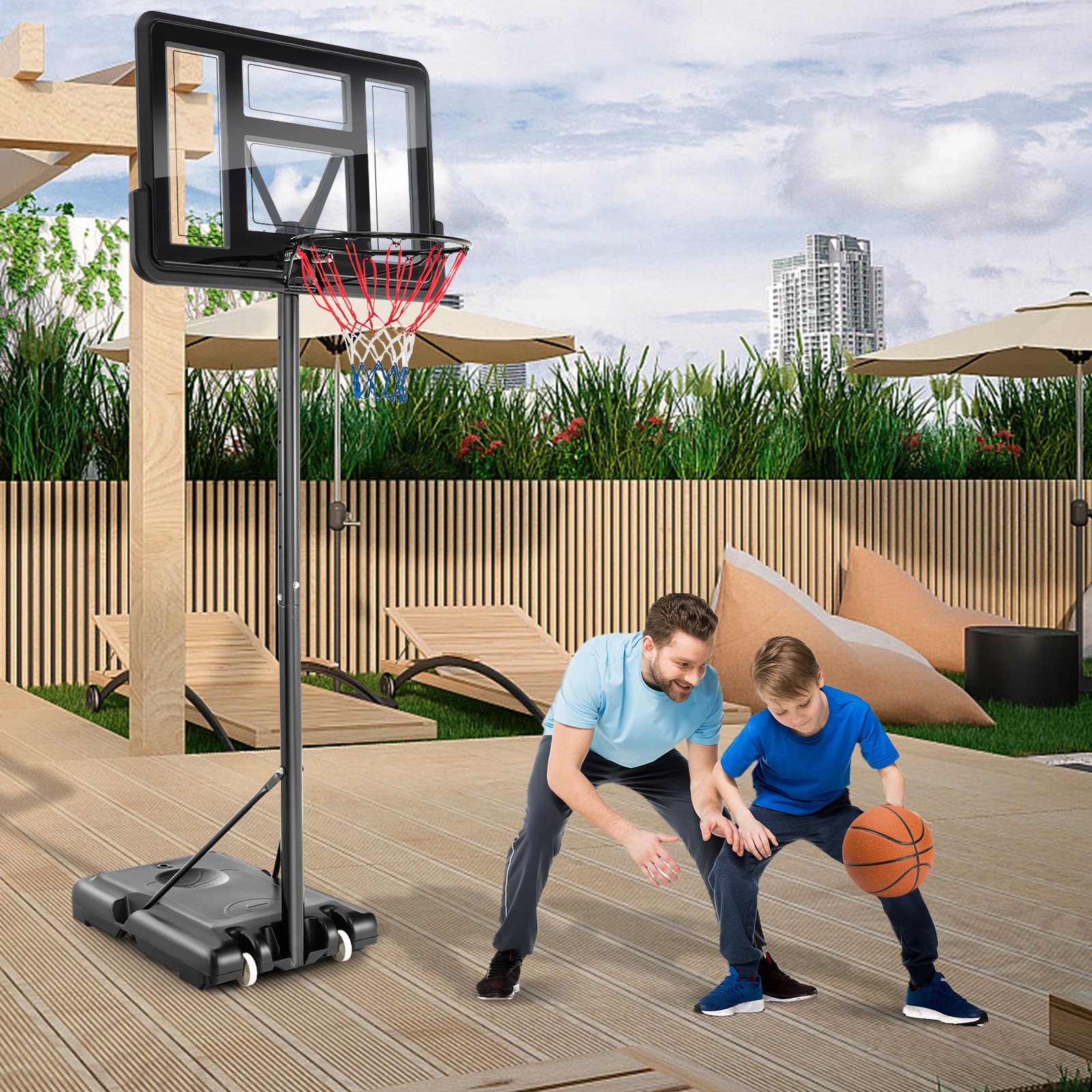 Zwei Personen spielen Basketball auf einem Holzdeck, im Hintergrund ein Basketballkorb.