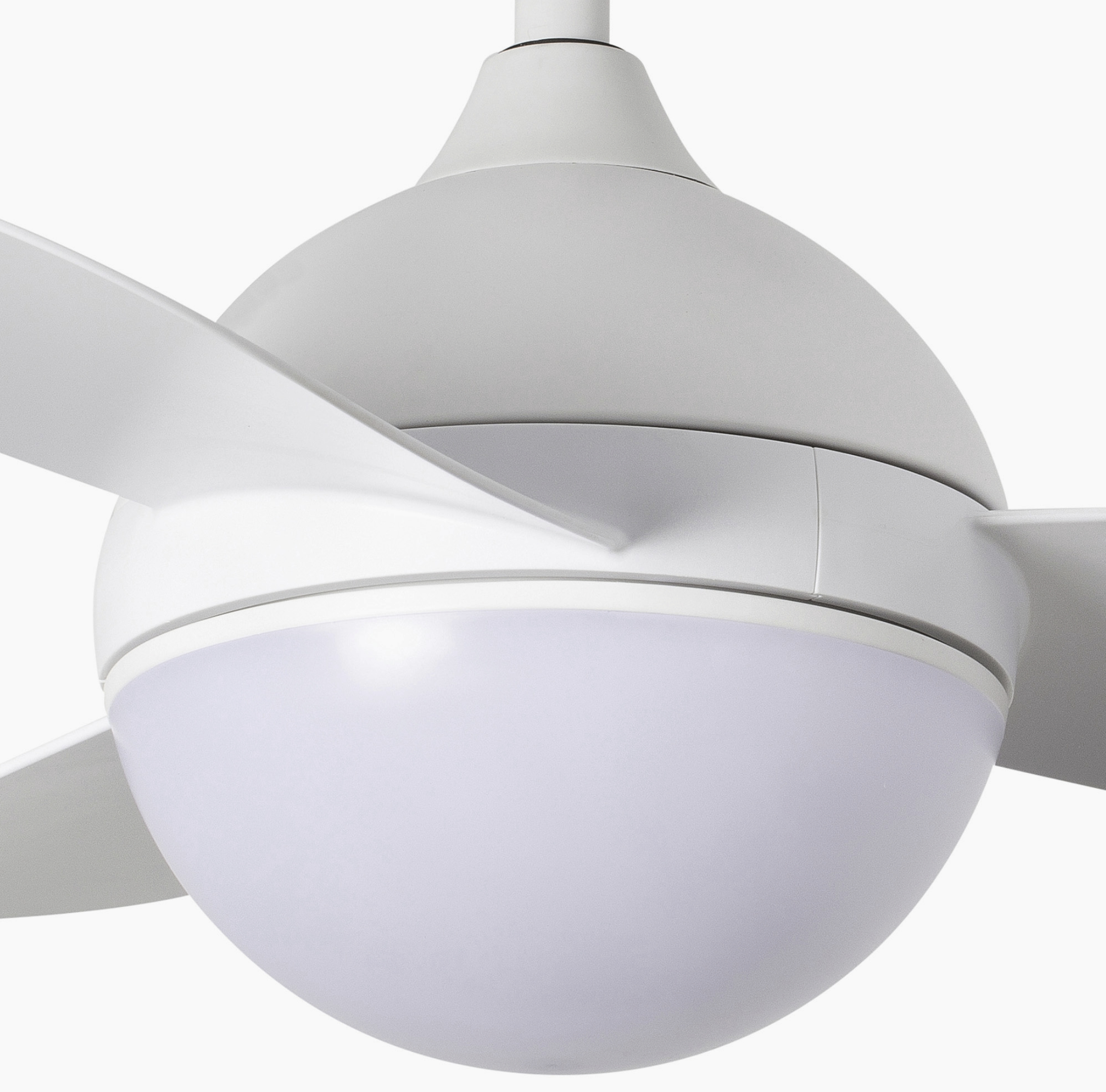 Weißer Deckenventilator mit drei Flügeln. Der Ventilator hat eine runde Leuchte in der Mitte.