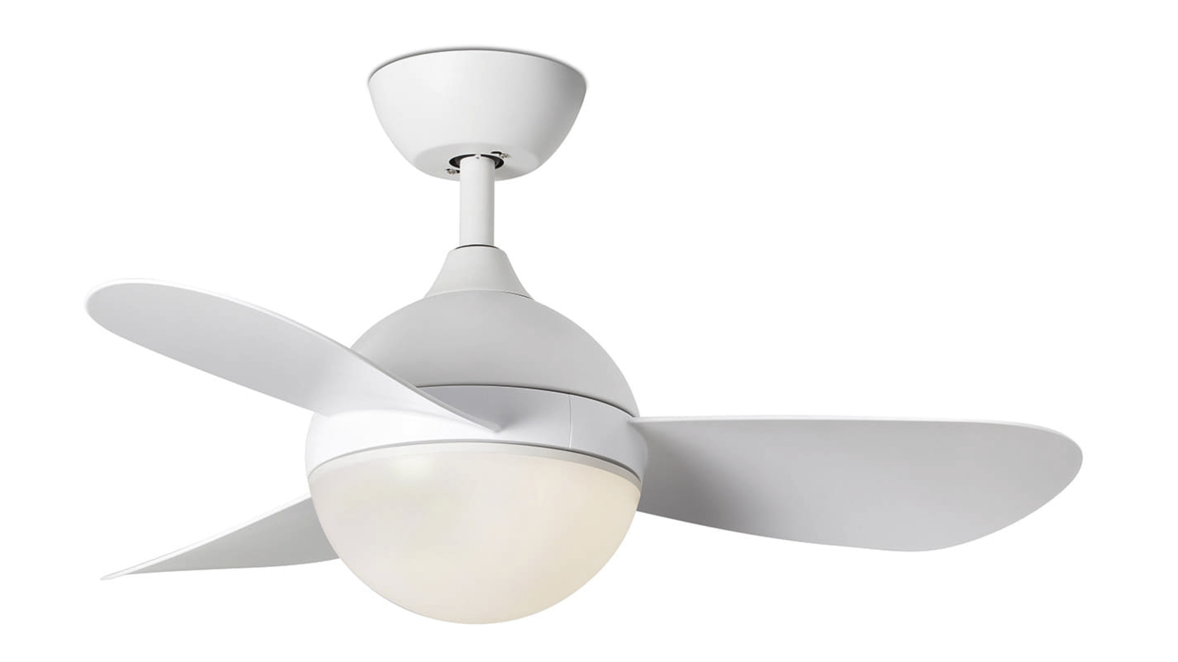 Ein weißer Deckenventilator mit drei Blättern und einer Lichtvorrichtung unten.