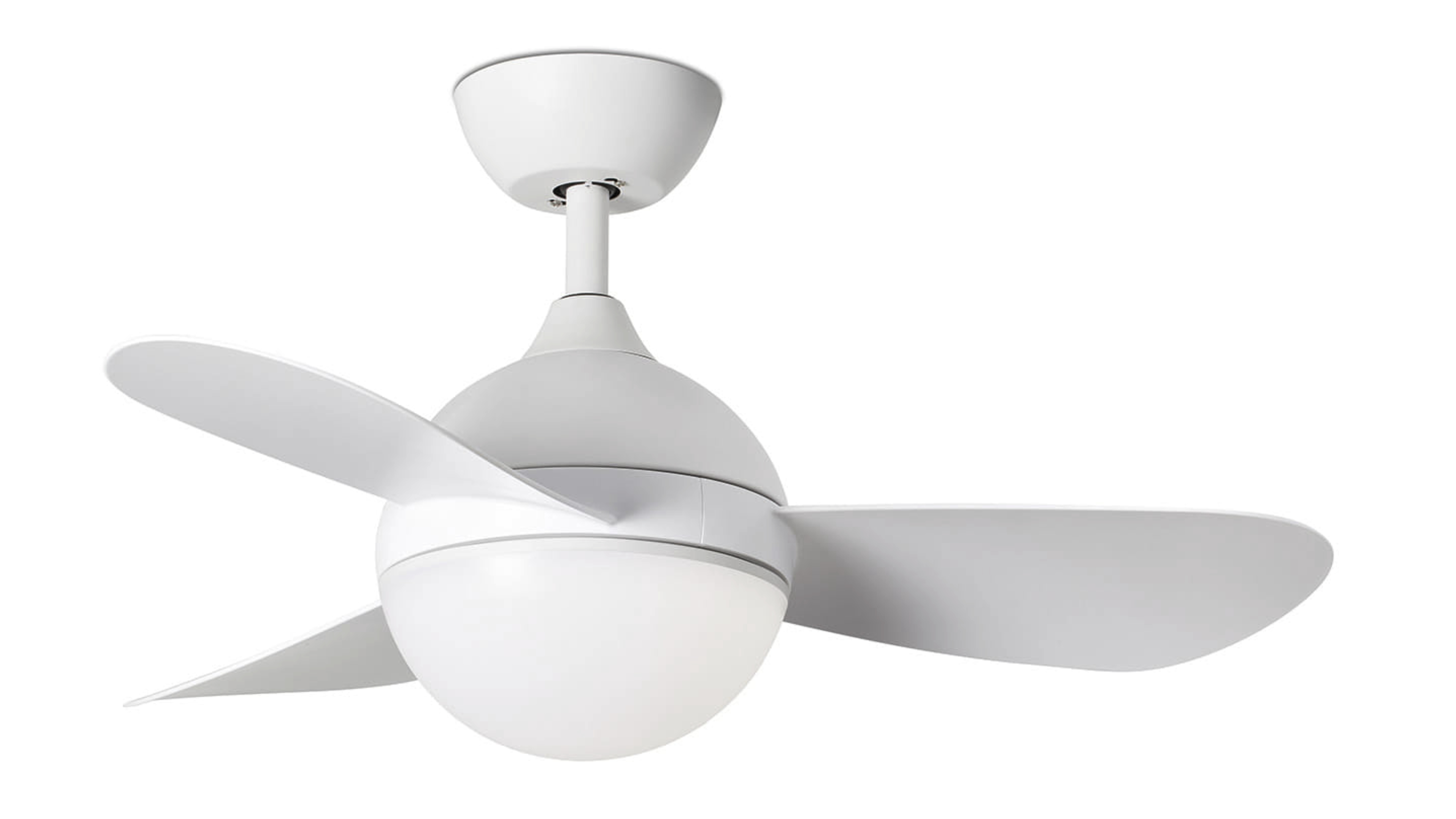 Weißer Deckenventilator mit zwei Flügeln, einer kugelförmigen Leuchte und einem weißen Stiel. Isoliert auf Weiß.