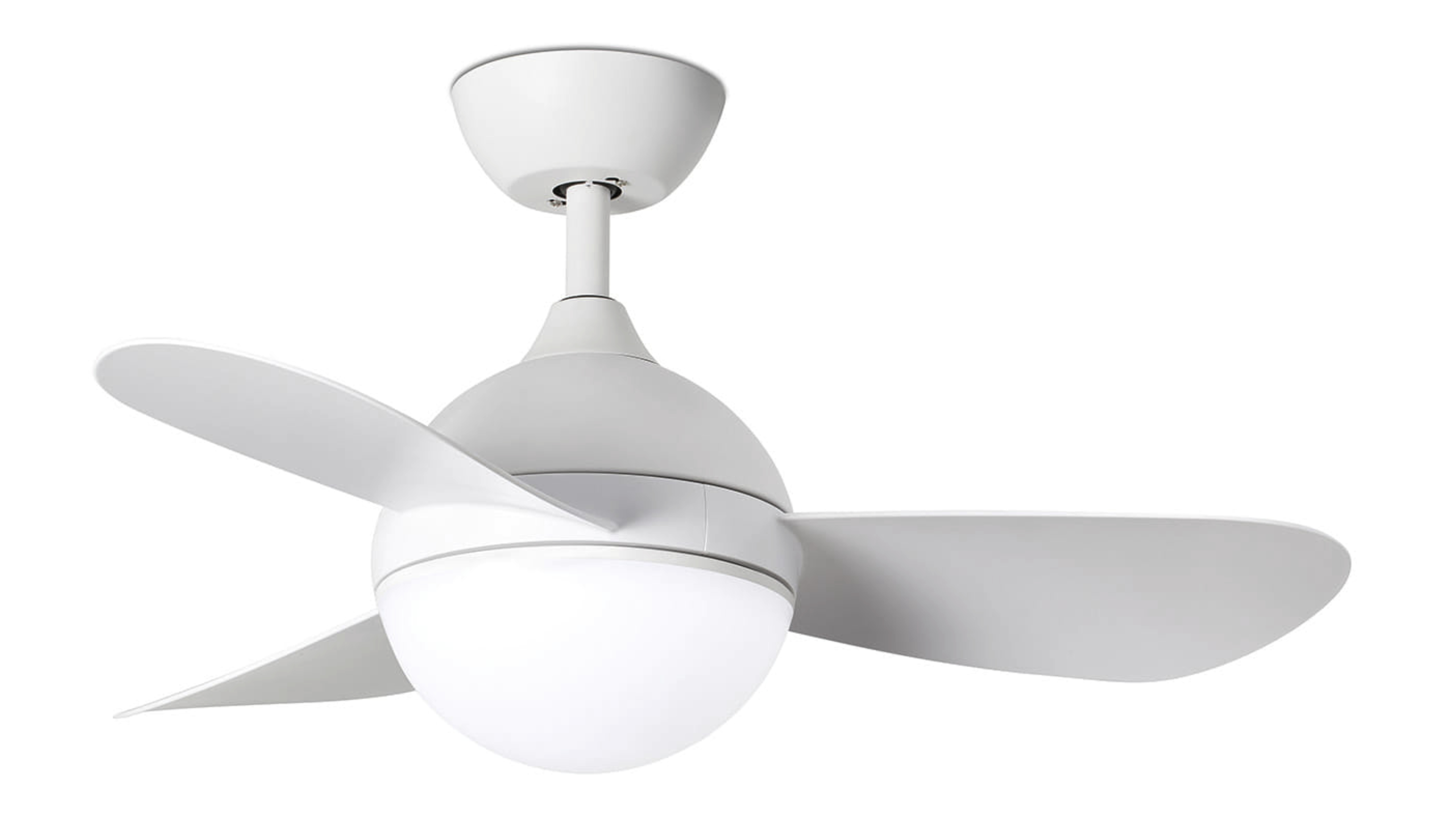 Weißer Deckenventilator mit drei Blättern und runder Leuchte.