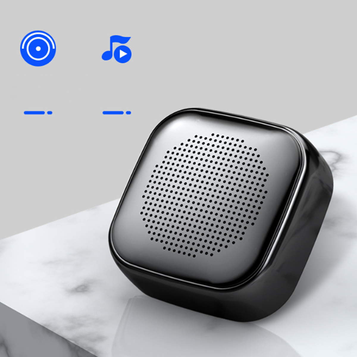 Schwarzer, quadratischer Bluetooth-Lautsprecher. Zwei Symbole darüber, mit weißem Hintergrund.