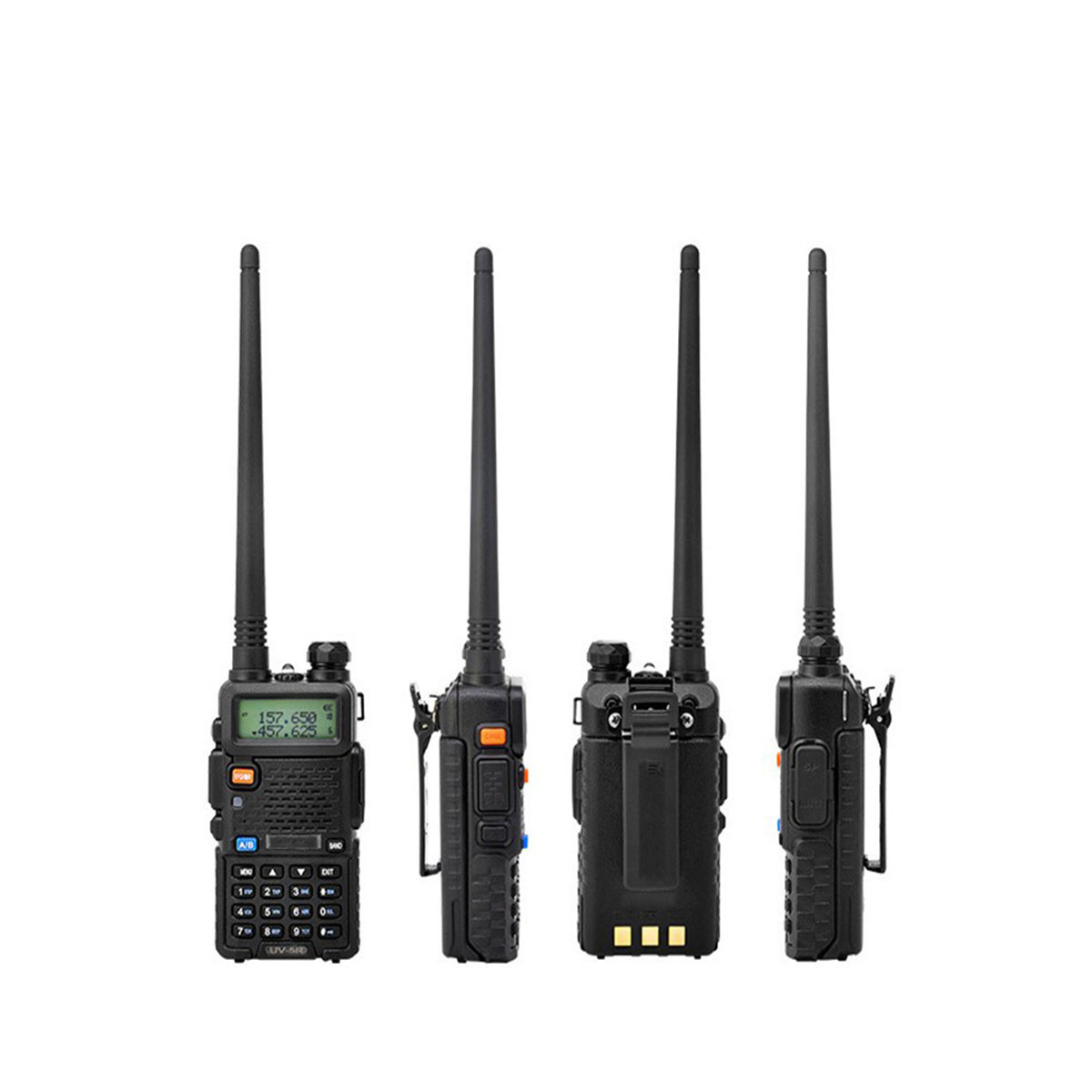 Vier schwarze Walkie-Talkies. Sie stehen vor weißem Hintergrund. Antennen sind oben.