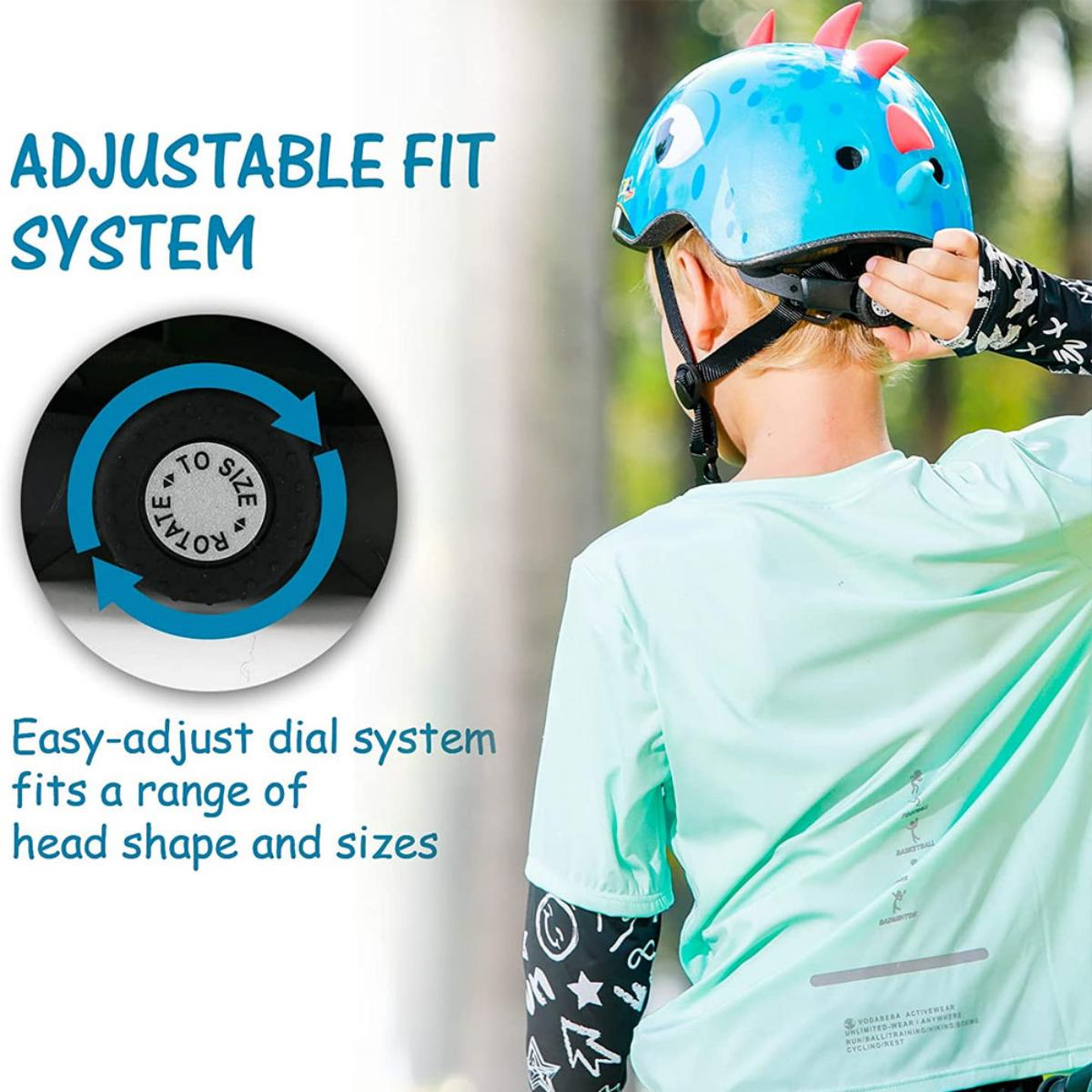 Kind mit blauem Dinosaurierhelm. Text: 'ADJUSTABLE FIT SYSTEM' und Drehknopf.