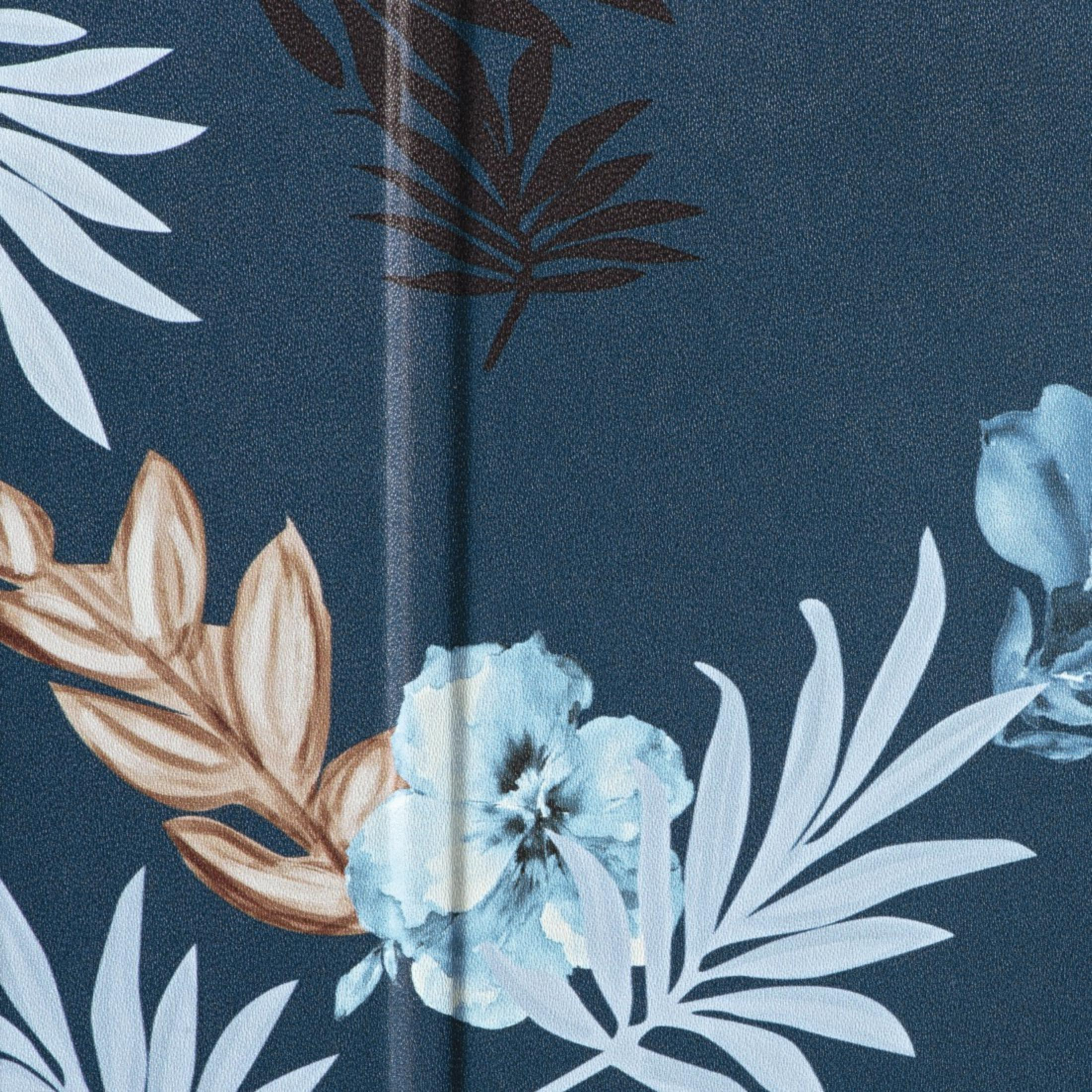 Nahaufnahme einer floralen Handyhülle. Dunkelblauer Hintergrund mit Blumen und Blättern.