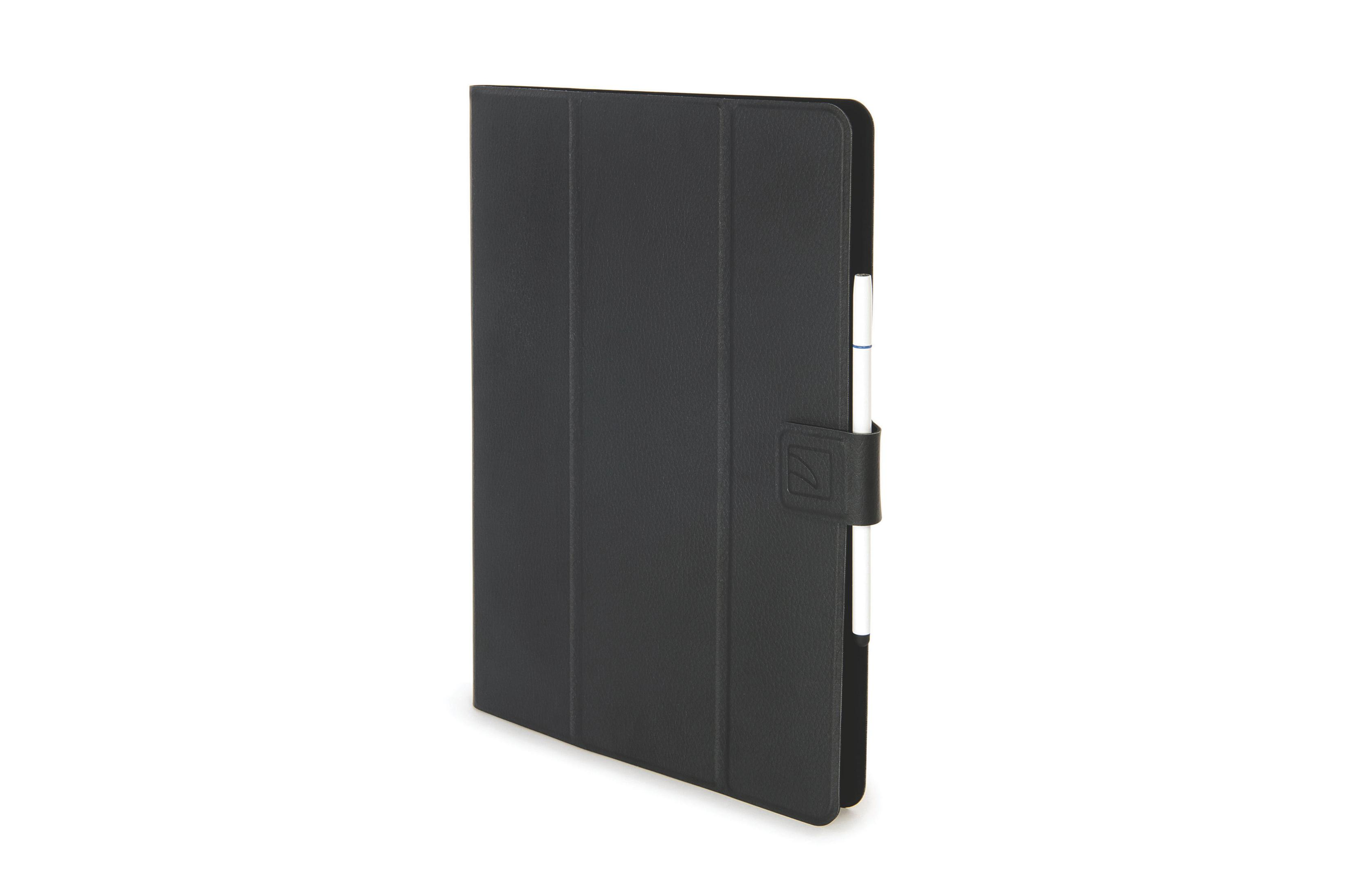 Una funda negra para tableta con un portalápices y un bolígrafo, aislada sobre un fondo blanco.