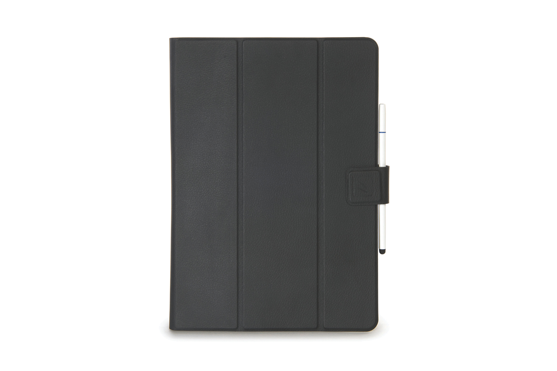 Una funda negra para tableta se muestra cerrada, con un lápiz óptico insertado a un lado, sobre un fondo blanco.
