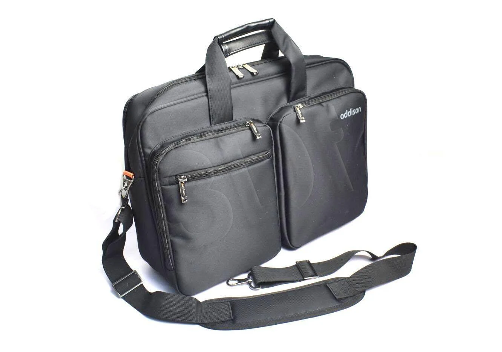 Eine schwarze addison-Tasche mit zwei Fächern und Schultergurt auf weißem Grund.