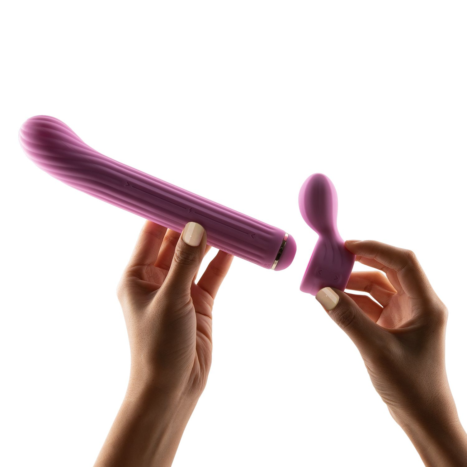Hände halten ein lilafarbenes Sexspielzeug, zerlegt. Ein Teil wird separat gehalten.