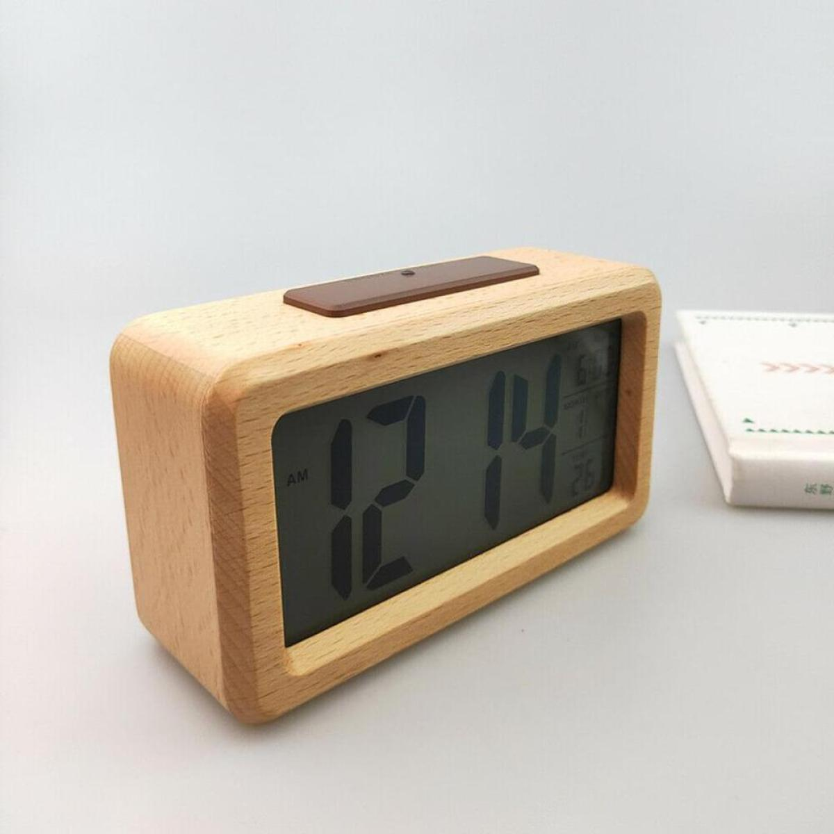 Digitaluhr aus Holz mit großer Anzeige, die die Zahlen 12:14 AM zeigt, weißer Hintergrund.