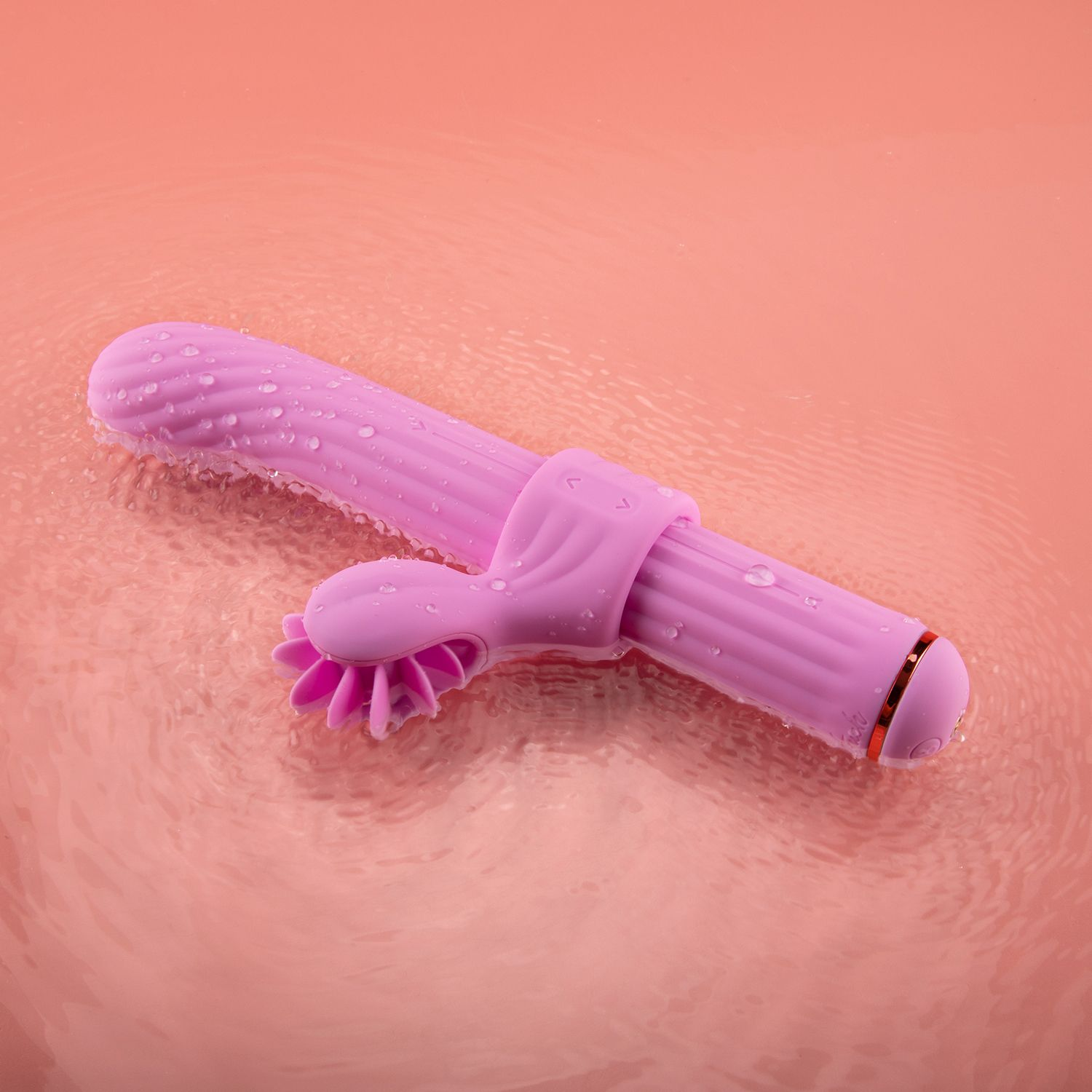 Ein pinkfarbener Vibrator mit strukturierter Welle und blütenförmigem Kopf, im Wasser.