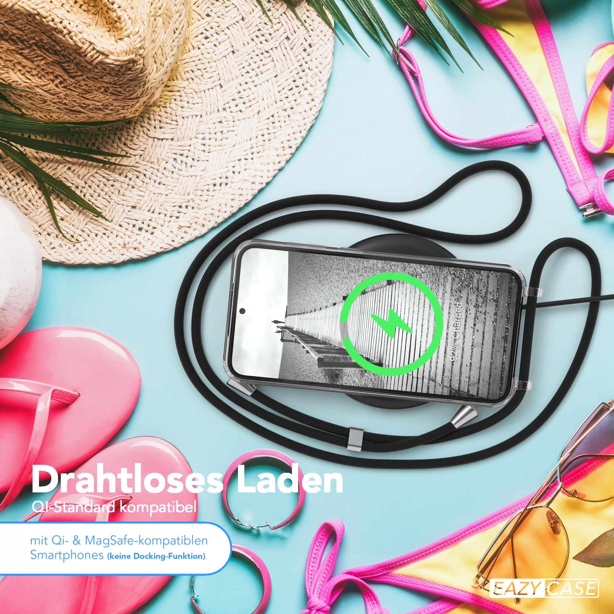 Ein Telefon, das auf einem kabellosen Ladegerät geladen wird. Strandszene mit Flip-Flops, Sonnenbrille und Bikini-Oberteil.