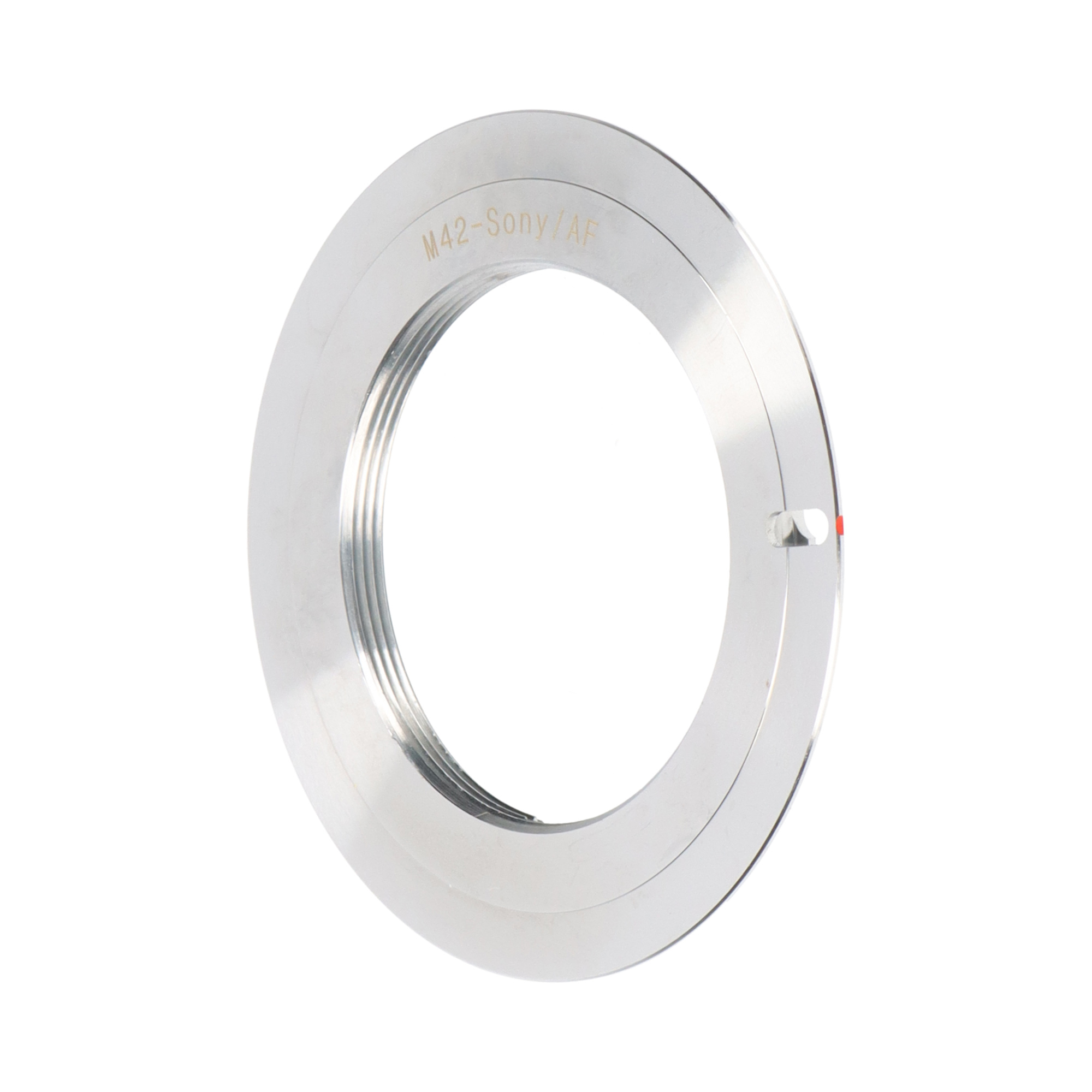 Silberner Objektivadapterring, beschriftet M42-Sony/AF, isoliert auf weißem Hintergrund.