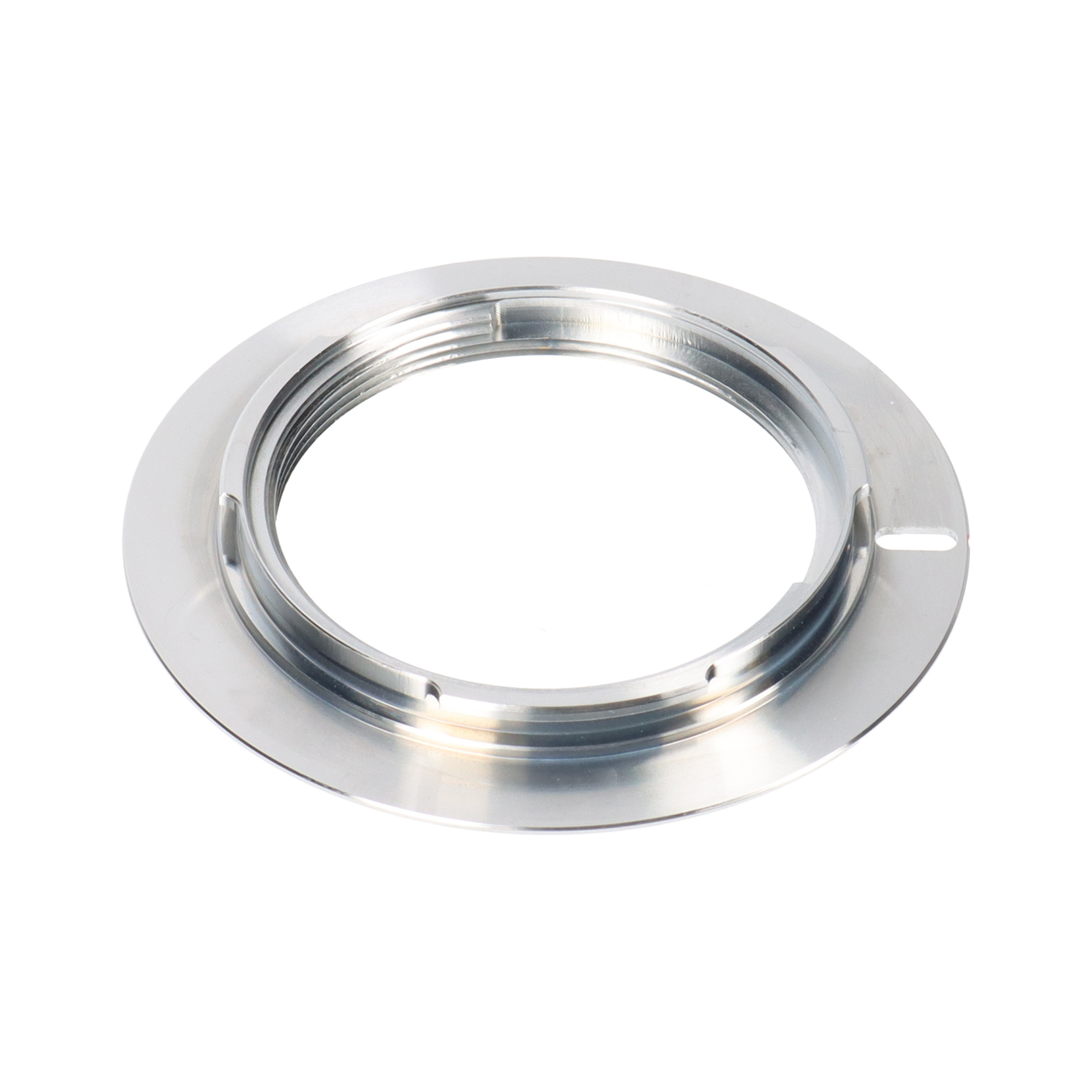 Ein metallischer, kreisförmiger Kameraobjektivadapter. Es hat Gewinde und ein kreisförmiges Design.