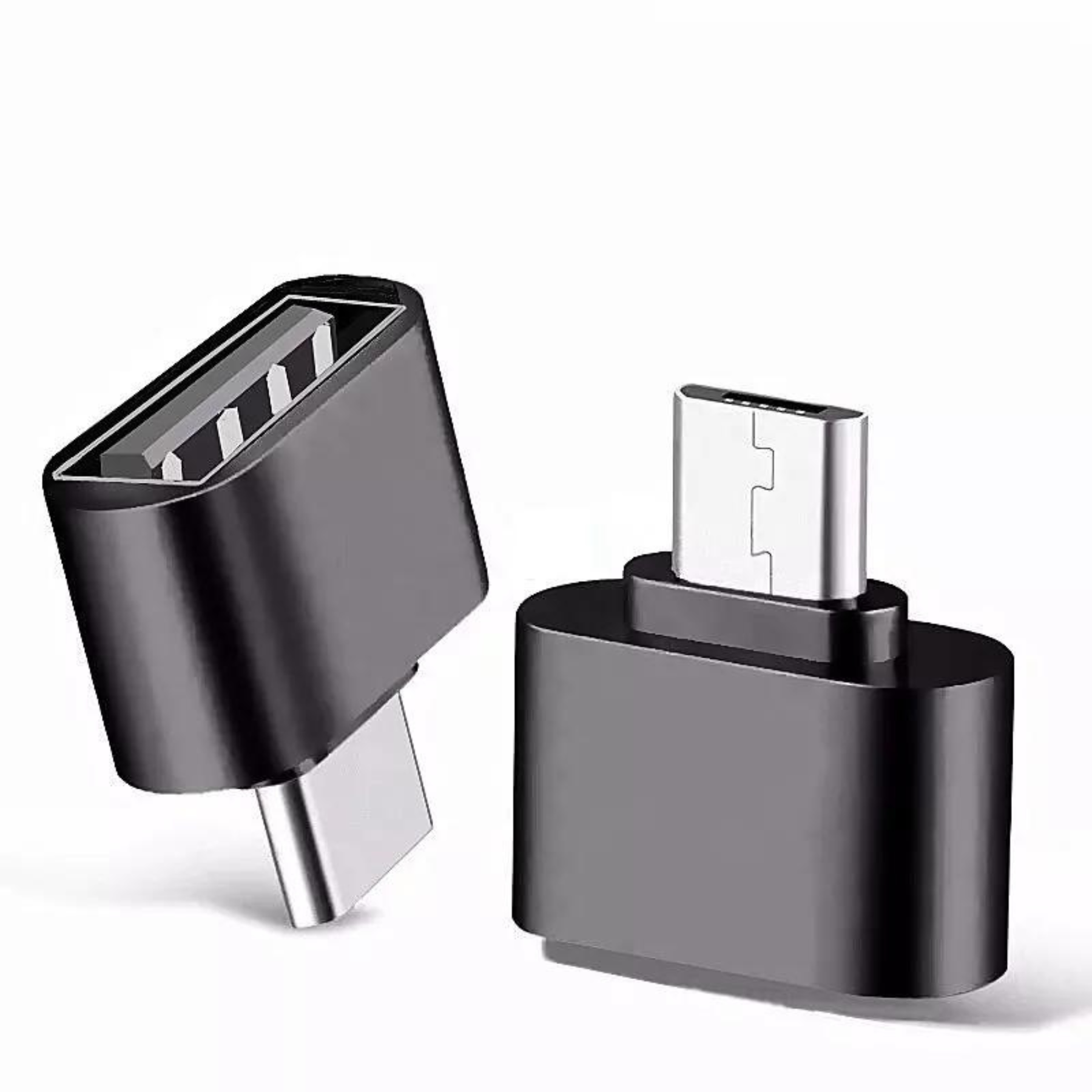 Zwei schwarze USB-C-Adapter. Einer in USB-Anschluss gesteckt. Weißer Hintergrund.