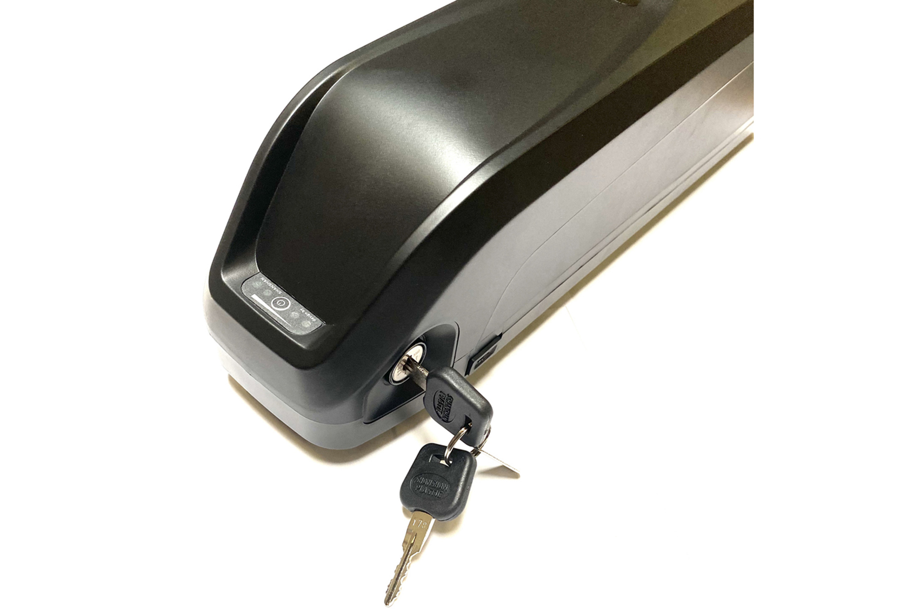 Nahaufnahme einer schwarzen Batterie mit Schlüsseln. Der Schlüsselschlitz ist sichtbar. Weißer Hintergrund. Text: Ladeanschluss.