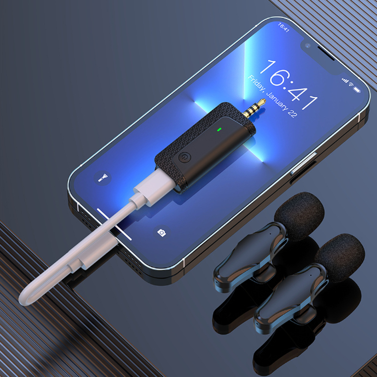 Schwarzes Mikrofonset mit Smartphone verbunden. Telefon zeigt Datum und Uhrzeit.