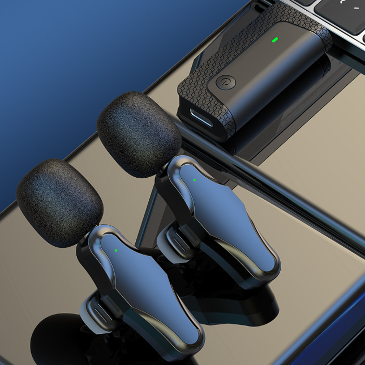 Kabellose Ohrhörer auf einem Telefon und eine kleine Ladeeinheit. Das Telefon befindet sich auf einer blauen Oberfläche.