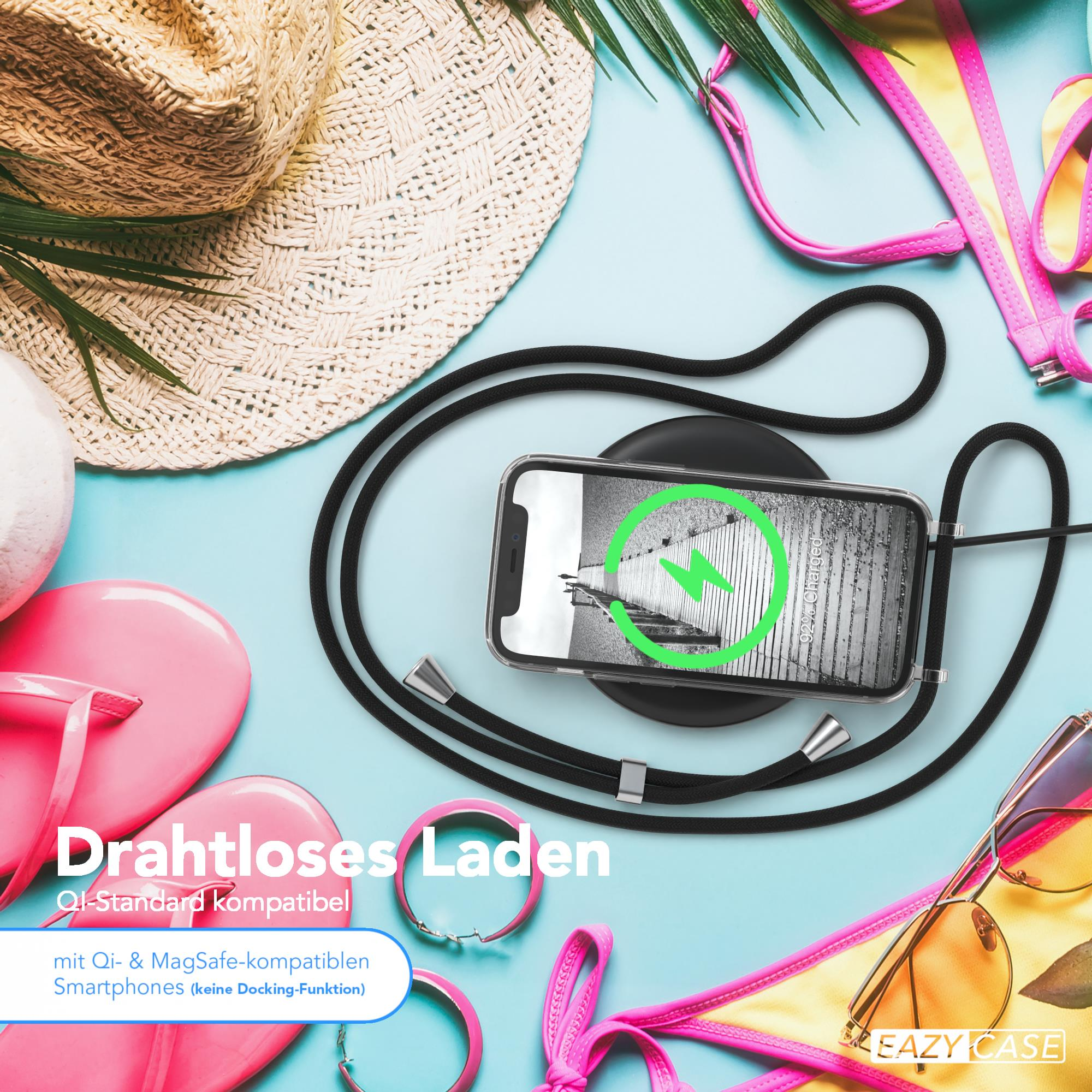 Nahaufnahme eines Telefons auf einem Ladepad mit Nackengurt, umgeben von Accessoires im Strandstil.