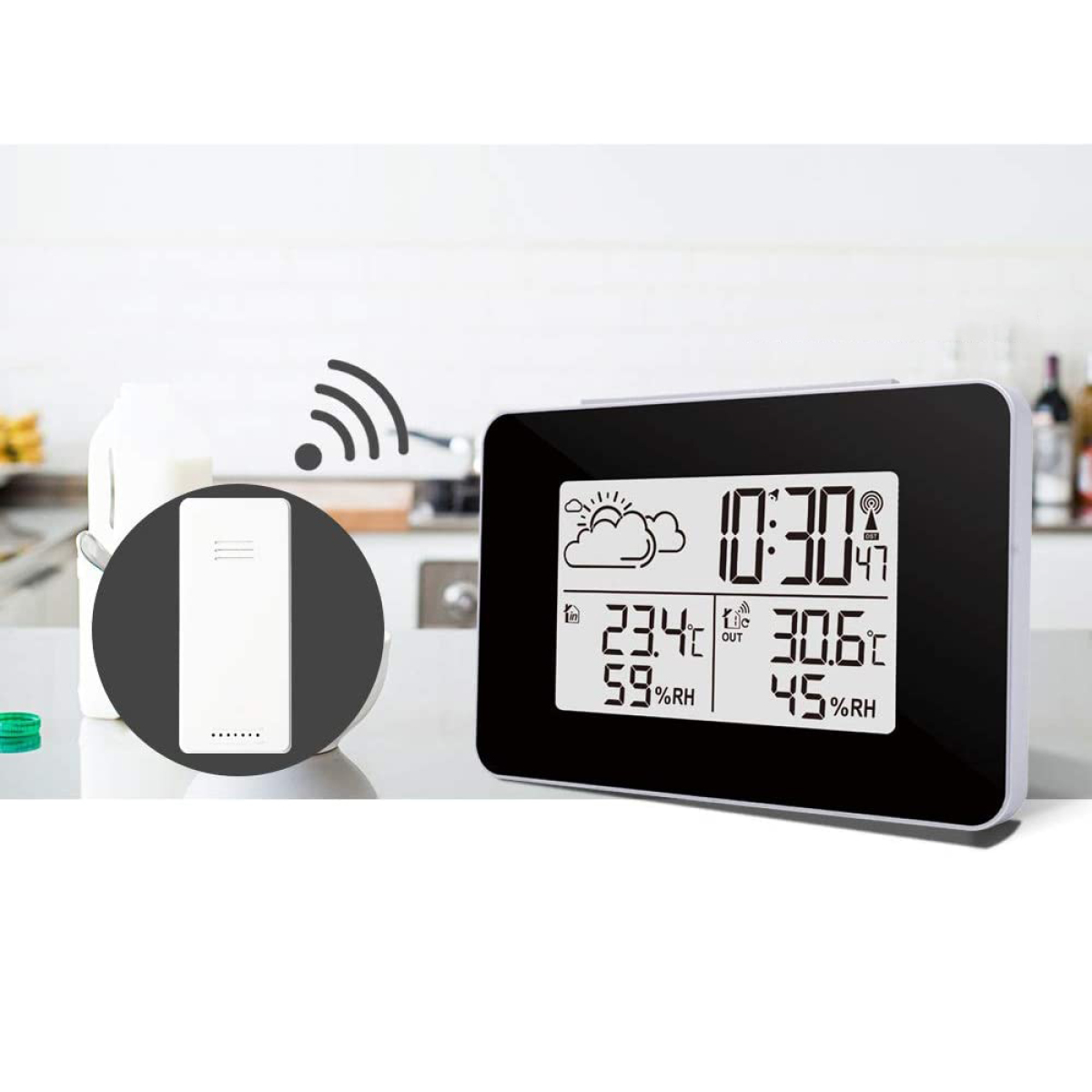 Eine digitale Wetterstation, die Zeit, Temperatur und Luftfeuchtigkeit anzeigt. Ein Funksensor befindet sich links.