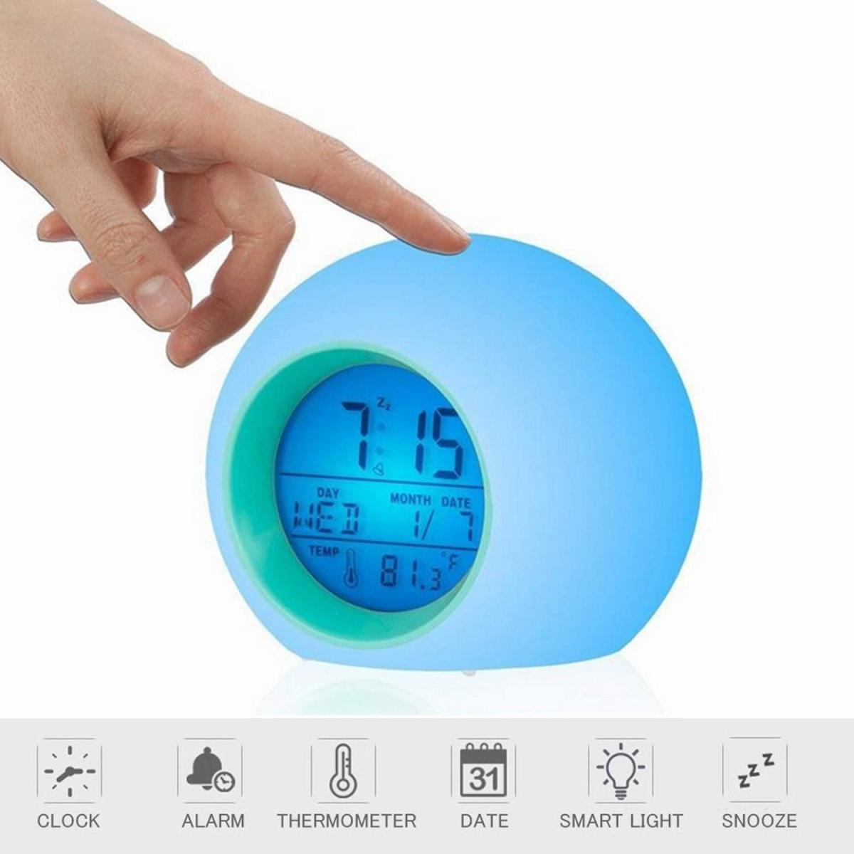 Blauer Kugelwecker zeigt 7:15 Uhr an. Der Wecker hat Uhr-, Alarm-, Thermometer-, Datums-, Licht- und Schlummerfunktionen.