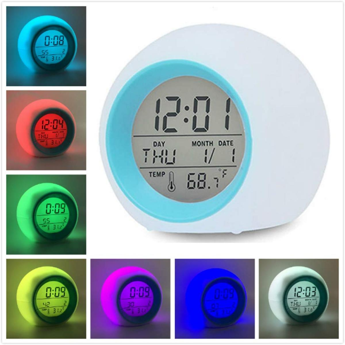 Digitaluhr mit blauen, roten, grünen und violetten Lichtern, zeigt Zeit und Datum an.