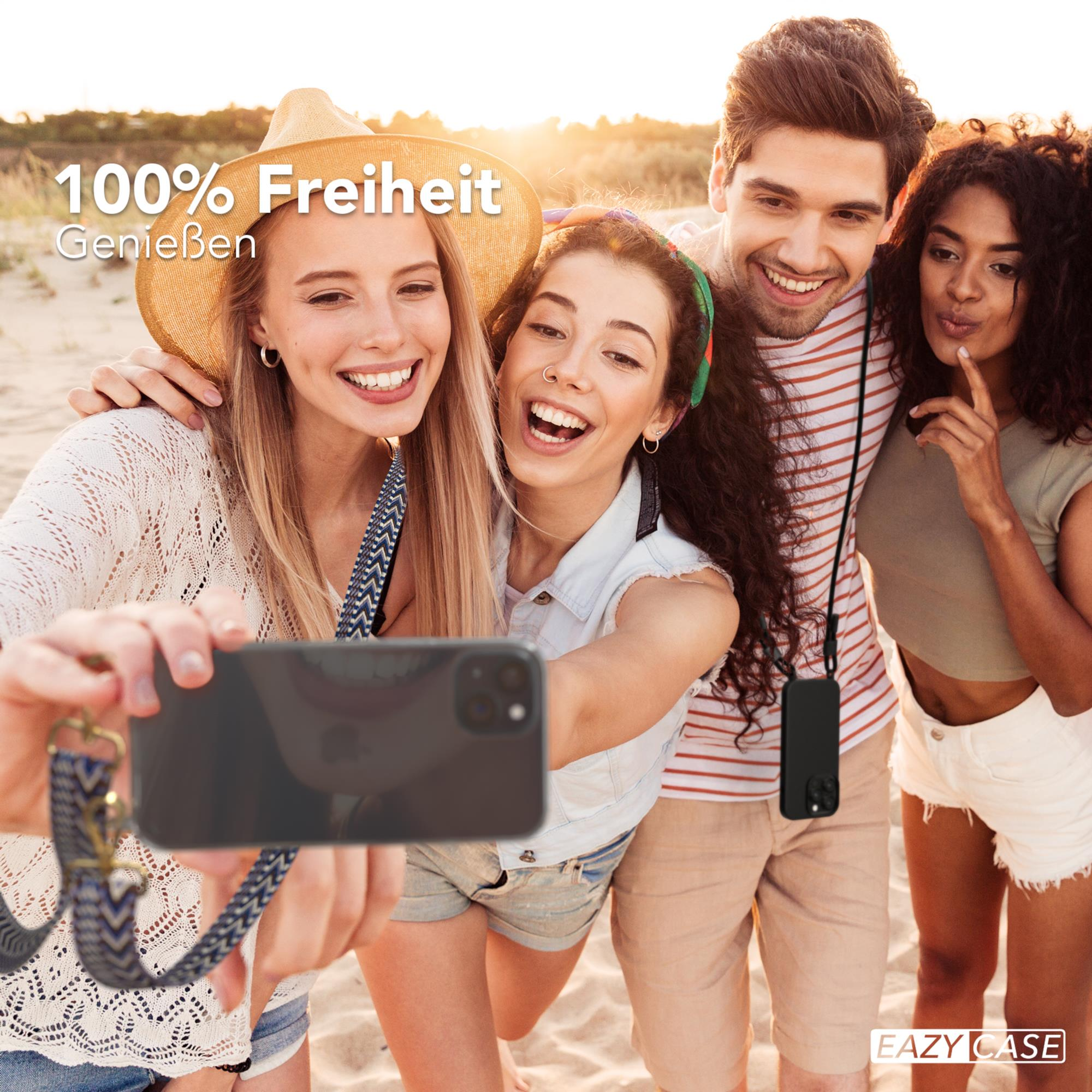 Vier Personen, halten ein Telefon. Selfie. Text: 100% Freiheit.