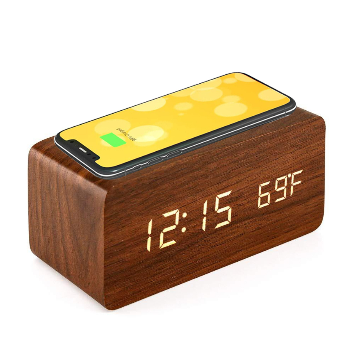 Ein Holzblock mit einem Telefon, das oben aufgeladen wird. Das Display zeigt die Uhrzeit 12:15 und 69°F.