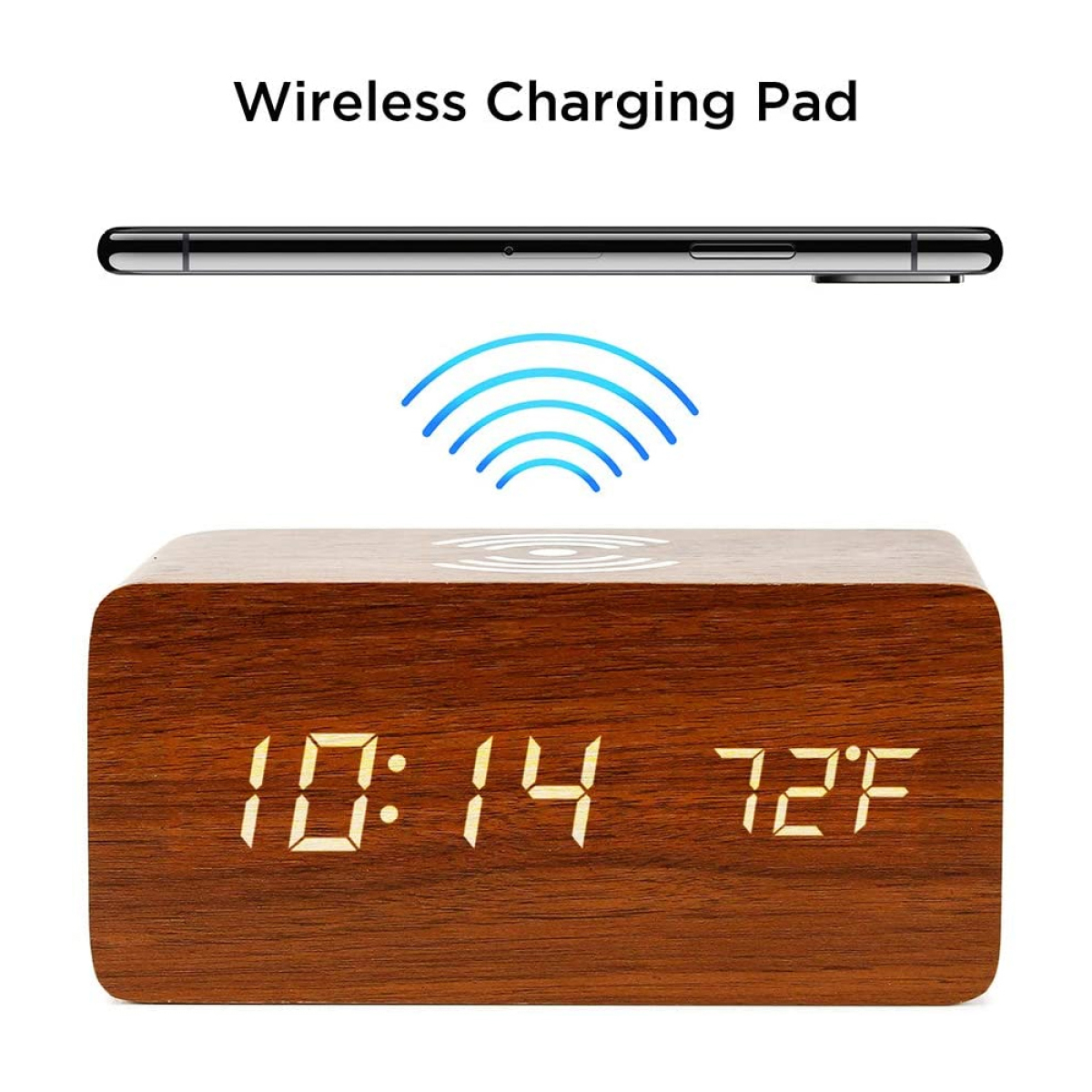 Holzuhr mit Anzeige von Zeit und Temperatur. Telefon darüber mit kabellosem Laden.