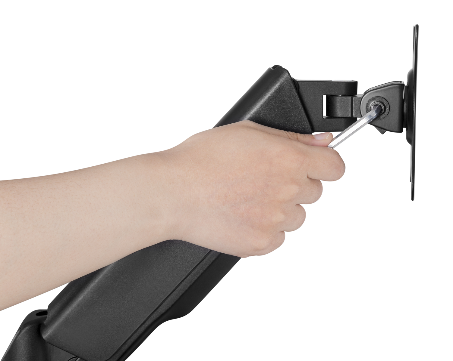 Hand, die einen Schraubenschlüssel hält und einen Monitorarm einstellt. Schwarzer Monitorarm, weißer Hintergrund.