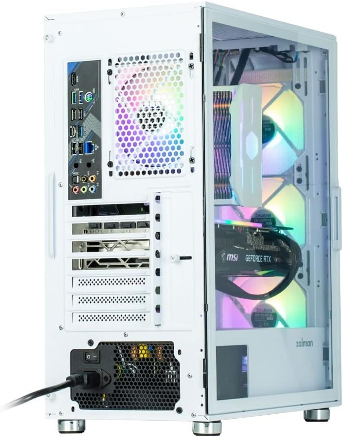 Weißes PC-Gehäuse, offen, Innenkomponenten zeigend. Regenbogenfarbene Lüfter und Grafikkarte.