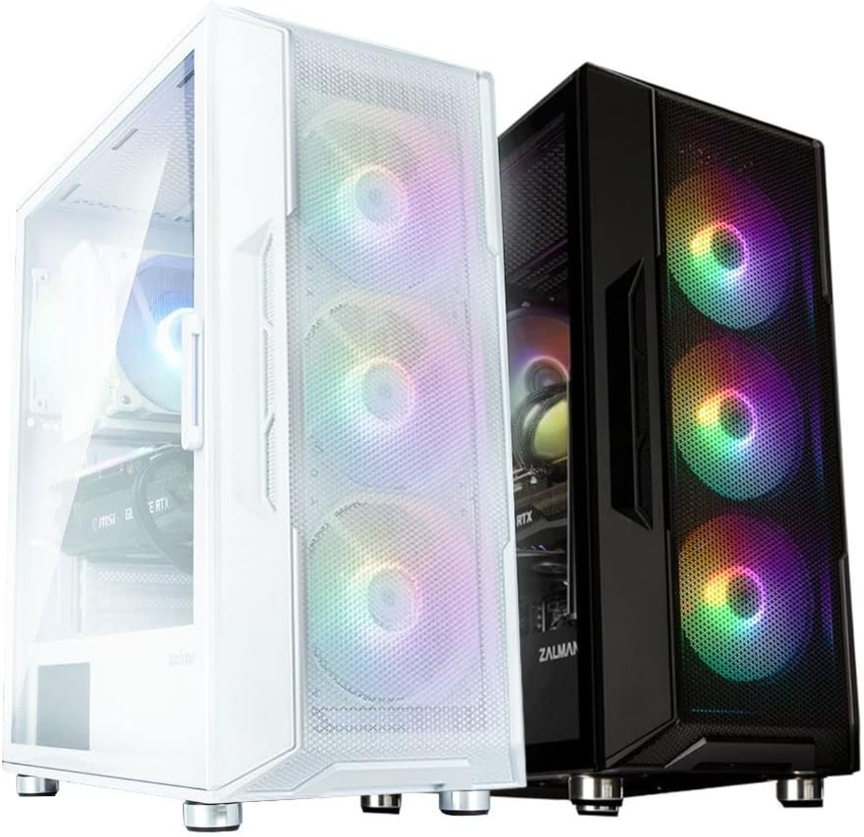 Zwei PC-Gehäuse. Eines weiß, eines schwarz, beide mit RGB-Lüftern und Glas-Seitenwänden.