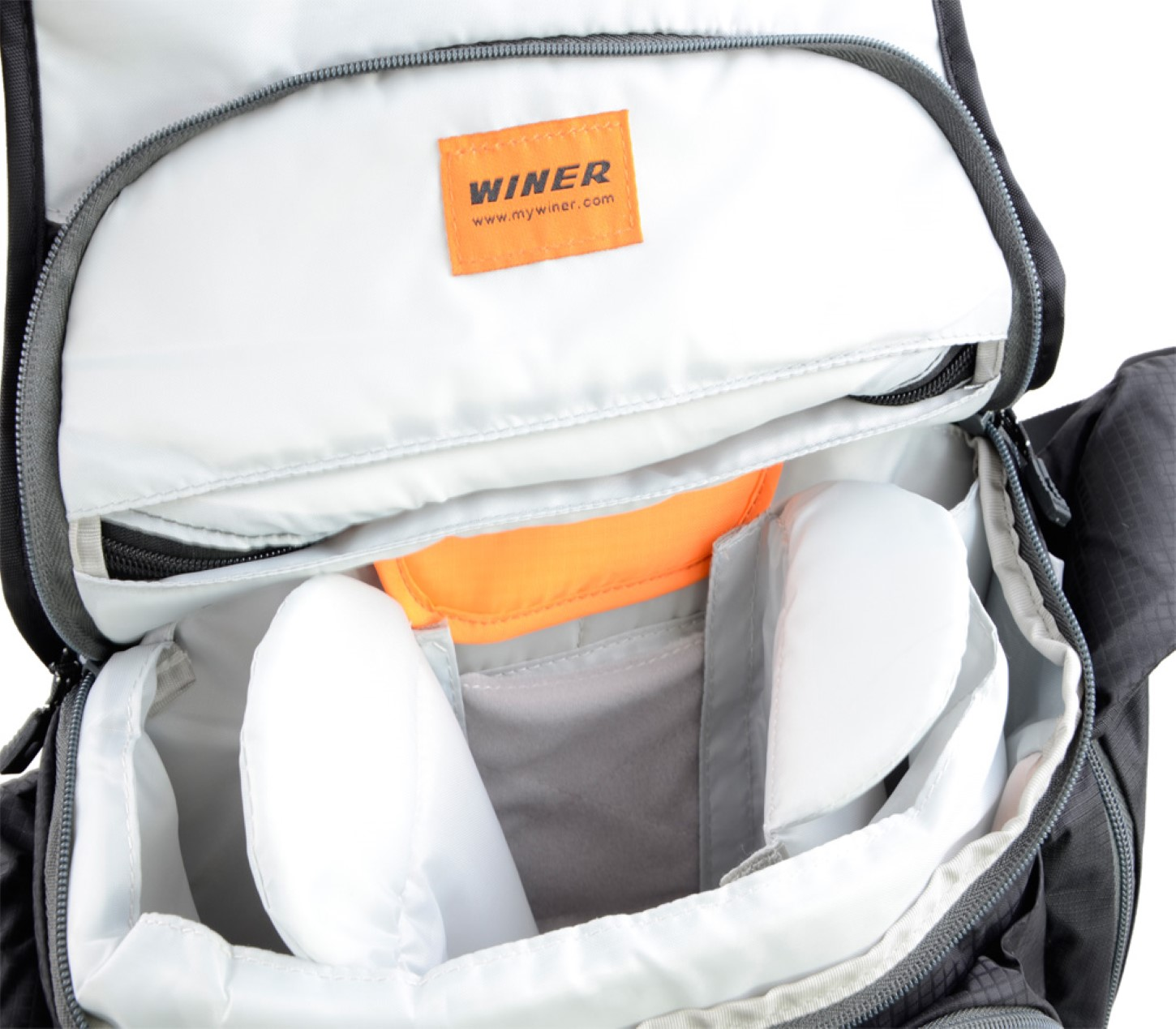 Offener Rucksack mit Fächern. Oranges Etikett, weiße Pads und graue Fächer sichtbar.
