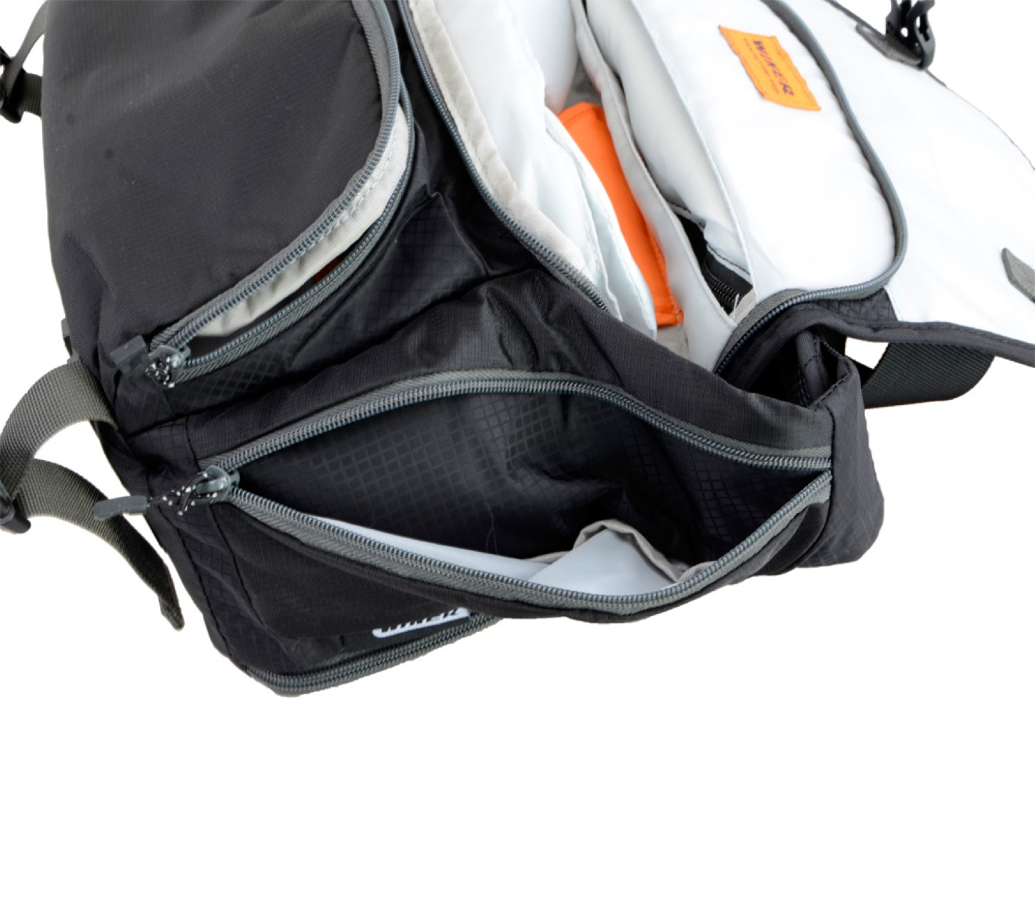 Schwarzer Rucksack mit offenen Taschen, zeigt Innendetails. Weißer Hintergrund.