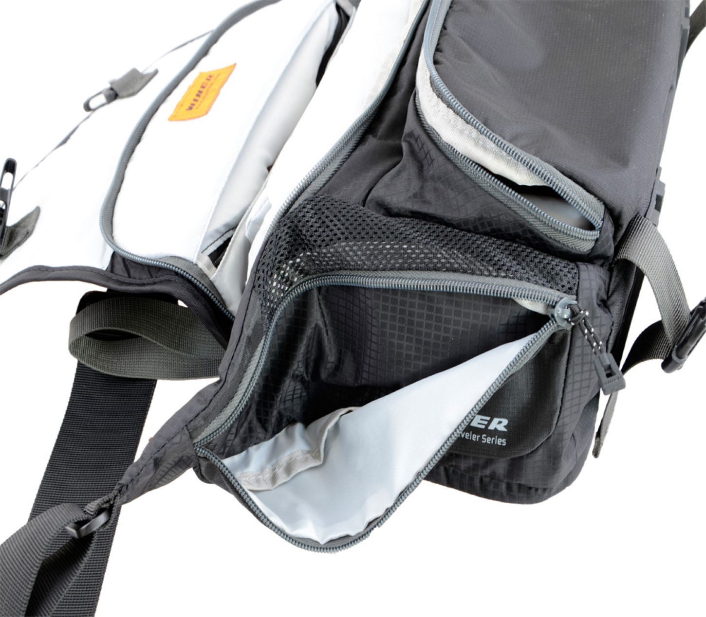 Ein schwarzer und grauer Rucksack mit mehreren Reißverschlussfächern. Der Innenraum zeigt ein weißes Fach.