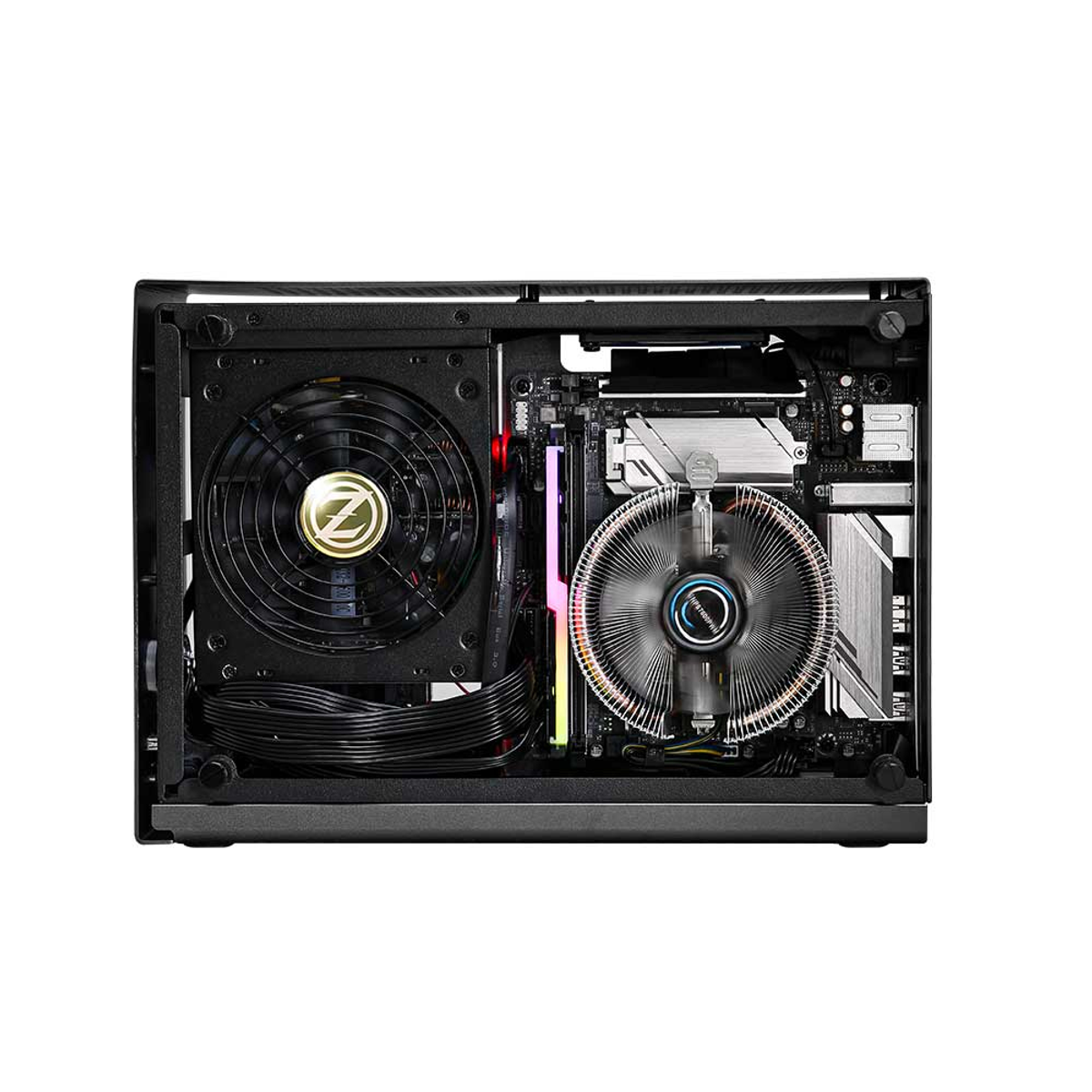 Boîtier d'ordinateur ouvert, montrant les composants : ventilateur, refroidisseur, câbles et carte mère.