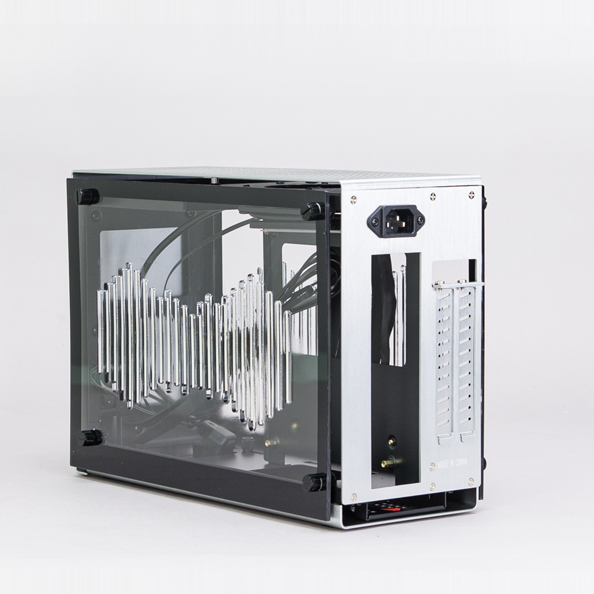 Boîtier PC avec panneau latéral transparent, supports métalliques et intérieur ouvert. Fond blanc.
