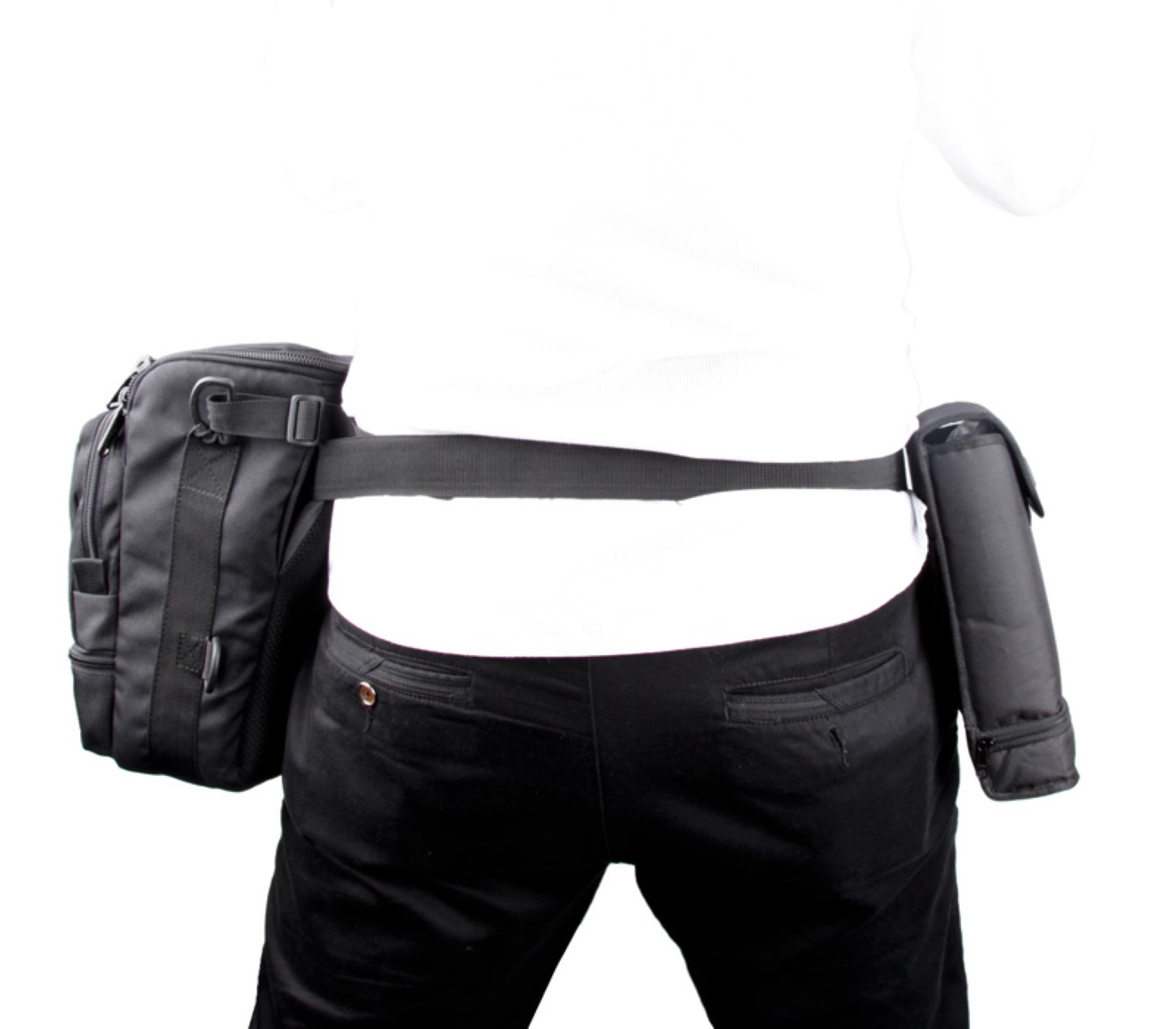 Der Torso einer Person, die eine schwarze Hüfttasche trägt. Die Tasche hat Fächer und einen Gürtel.
