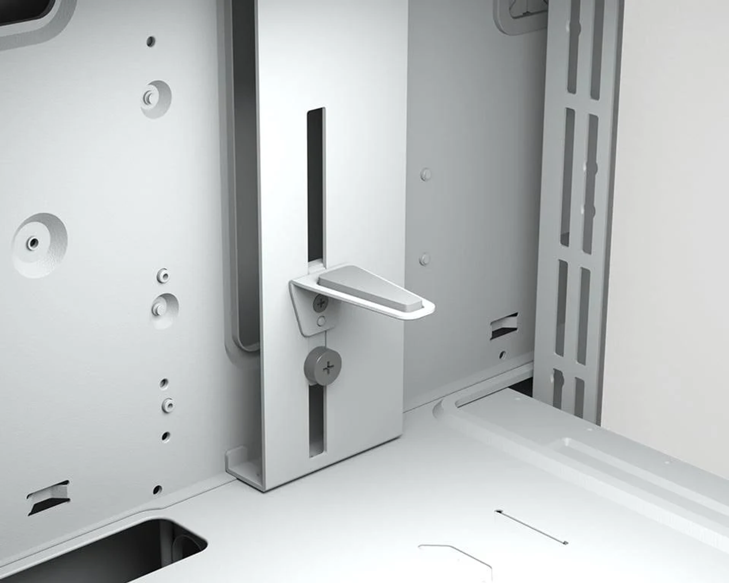 Witte computerkast onderdelen. Montagebeugel en interieurdetails. Focus op het structurele ontwerp.
