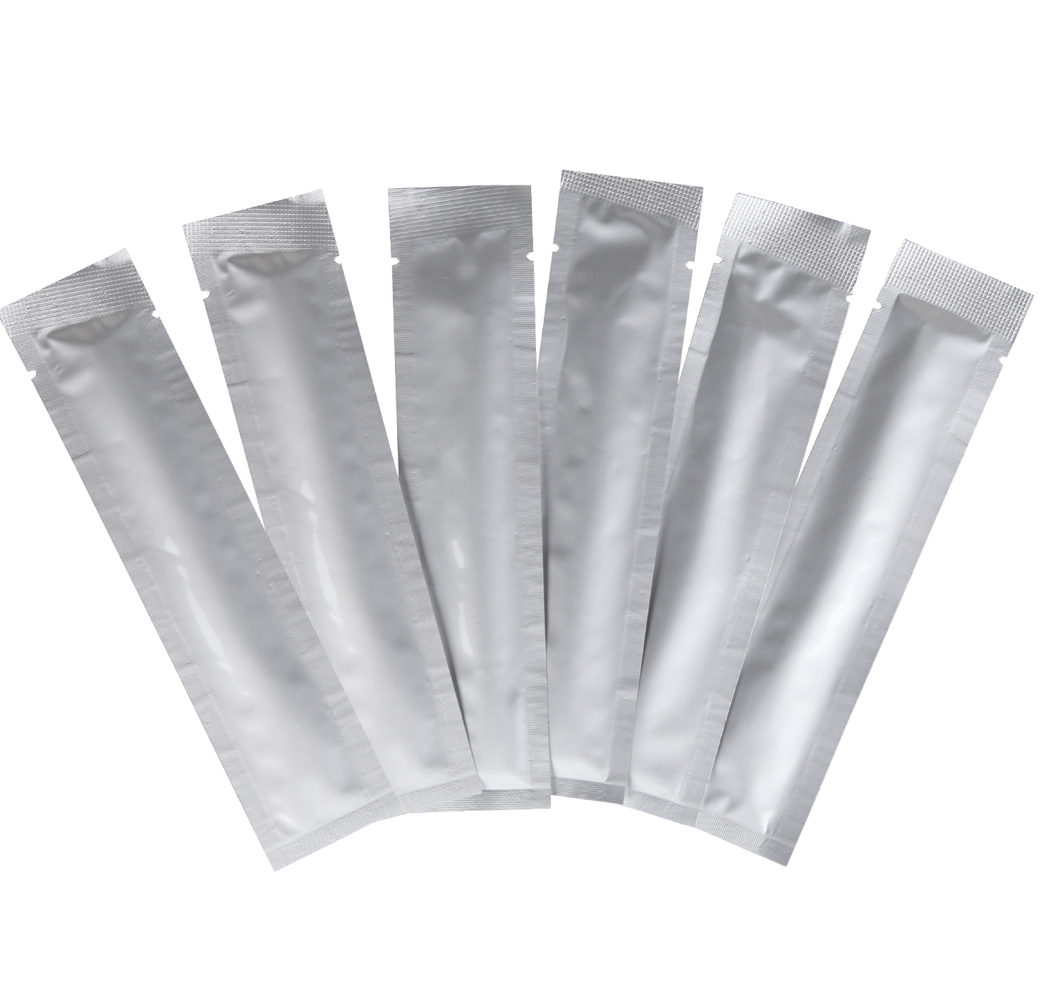 Sechs silberfarbene, versiegelte Packungen horizontal auf weißer Oberfläche.