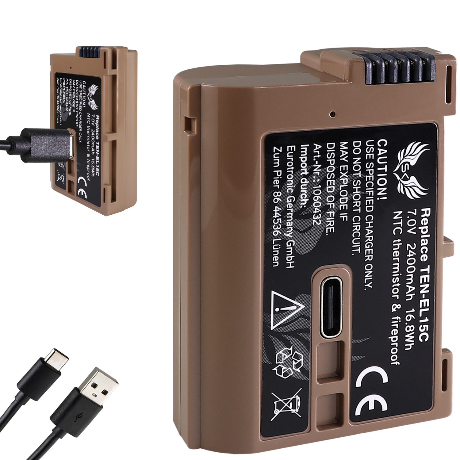 Braune Batterie mit Ladekabeln. Vorsicht-Etikett sichtbar. Weißer Hintergrund.