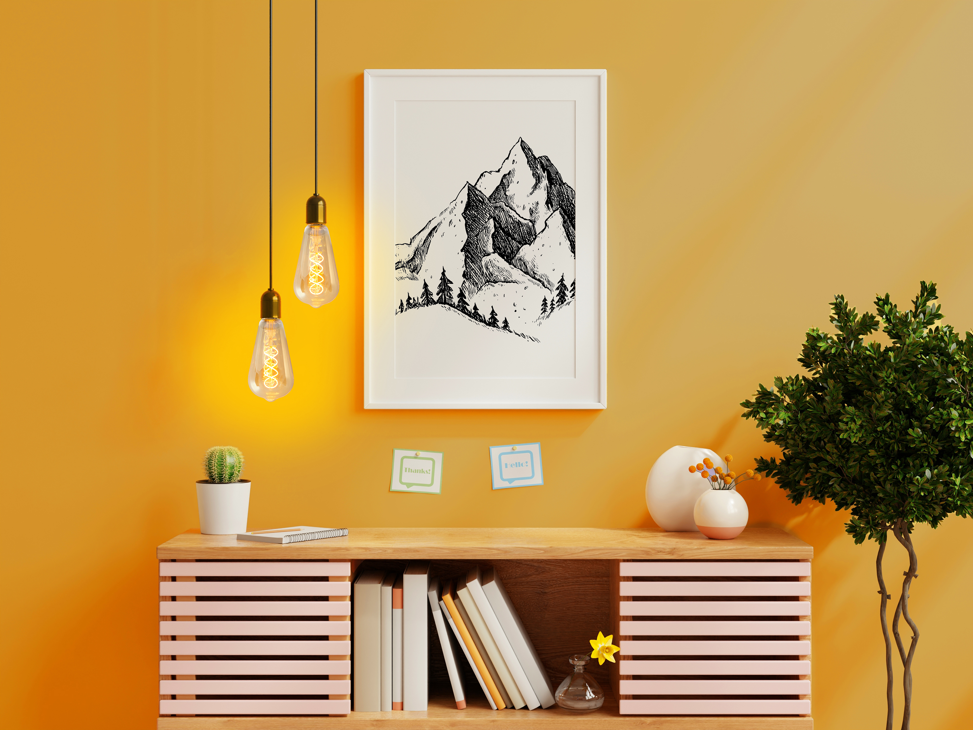 Eine Innenszene mit einem Holzschrank, Kunst und Dekorationsgegenständen vor einer gelben Wand. Zwei hängende Glühbirnen.