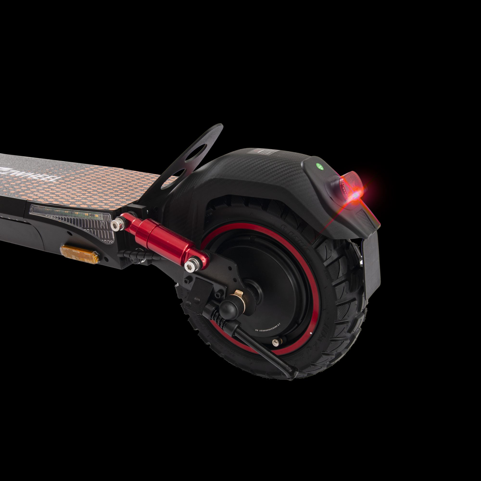 Scooter eléctrico con detalles rojos y luz trasera sobre fondo negro.