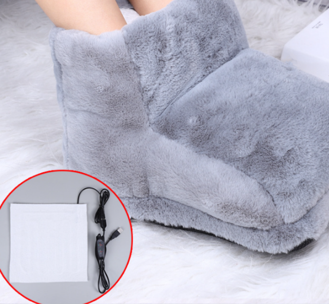 Ein Paar graue, flauschige beheizte Stiefel mit einem Heizkissen und einem Netzkabel.