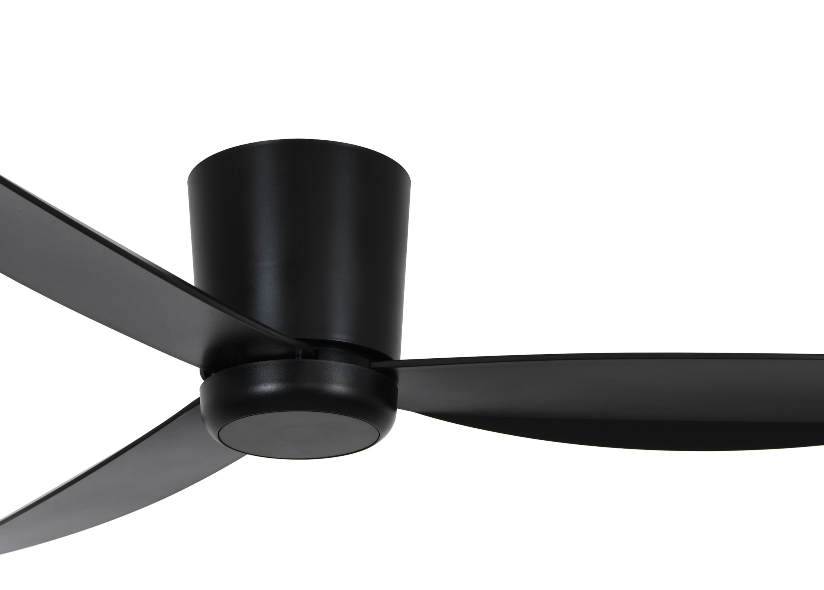 Nahaufnahme eines schwarzen Deckenventilators. Es hat drei Flügel und ist vor weißem Hintergrund.