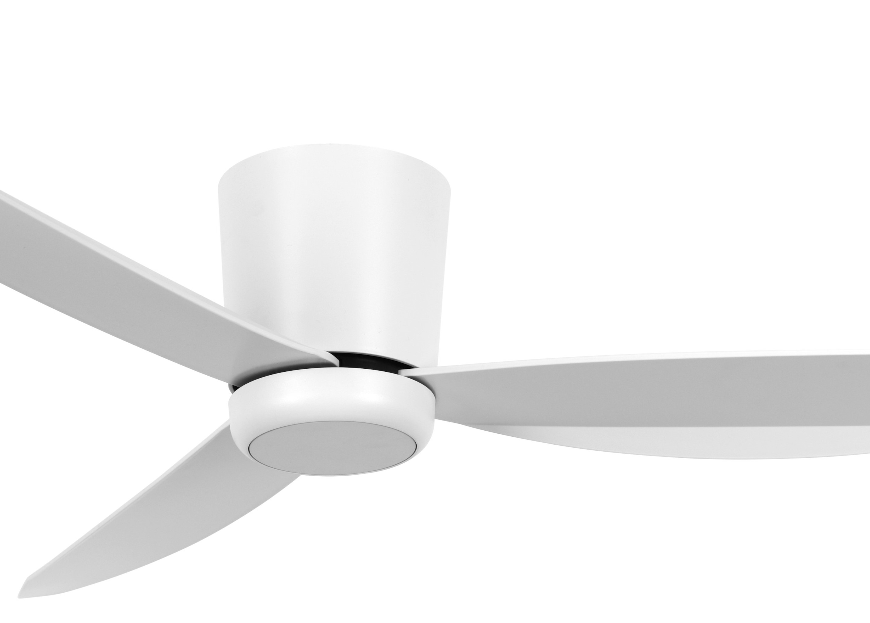 Weißer Deckenventilator mit drei Flügeln, vor weißem Hintergrund.