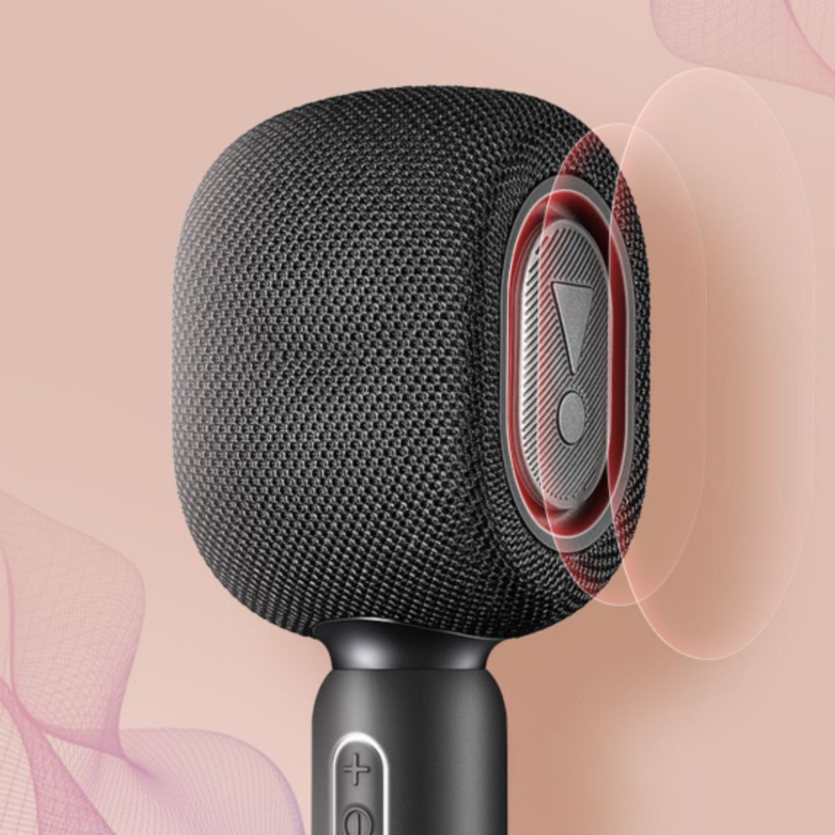Ein schwarzes Mikrofon mit einem Mesh-Kopf. Das Mikrofon hat einen Ein-/Ausschalter und ein JBL-Logo auf pinkfarbenem Hintergrund.
